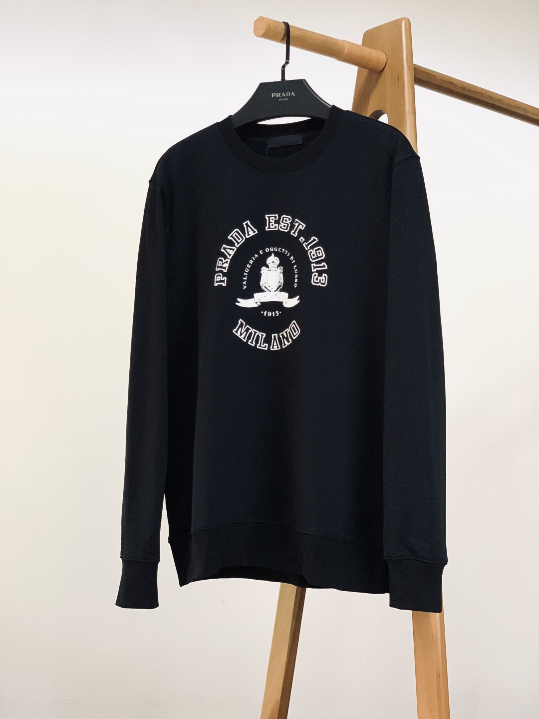 Prada 普拉达 2025FW秋冬新品复古徽标圆领卫衣。高克重精梳棉面料软而有骨，贴肤透气不闷汗，春秋