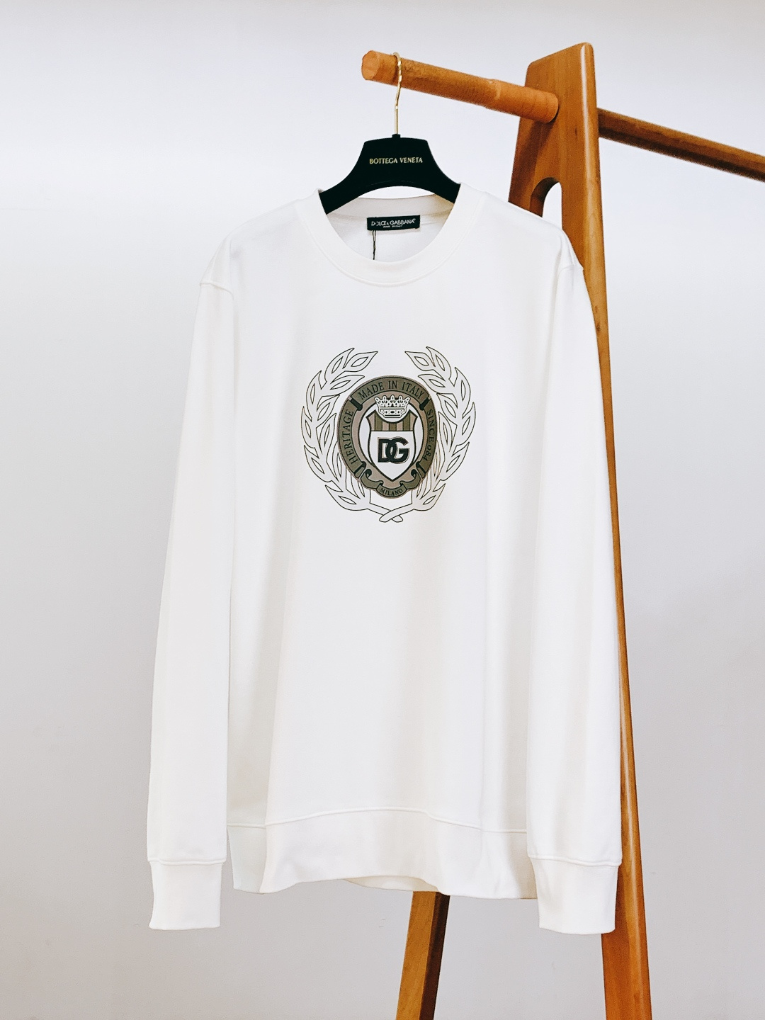 DOLCE&GABBANA 杜嘉班纳 2025FW秋冬新品徽标印花卫衣，意式经典撞色徽章跃然衣身，纯棉面