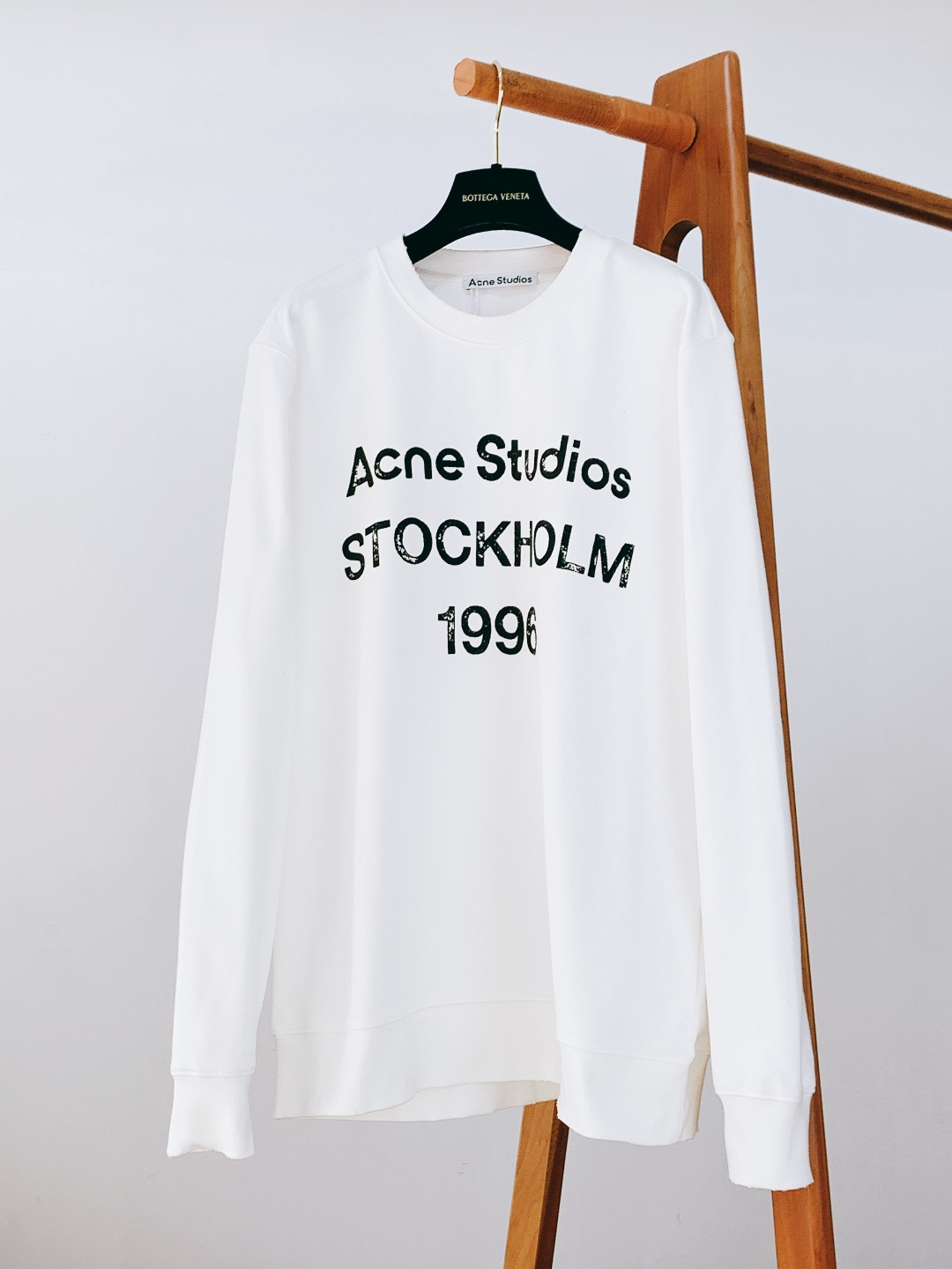 Acne Studios 艾克妮 1996系列做旧印花字母卫衣基础又标志性的印花字母标明了品牌与位置和成
