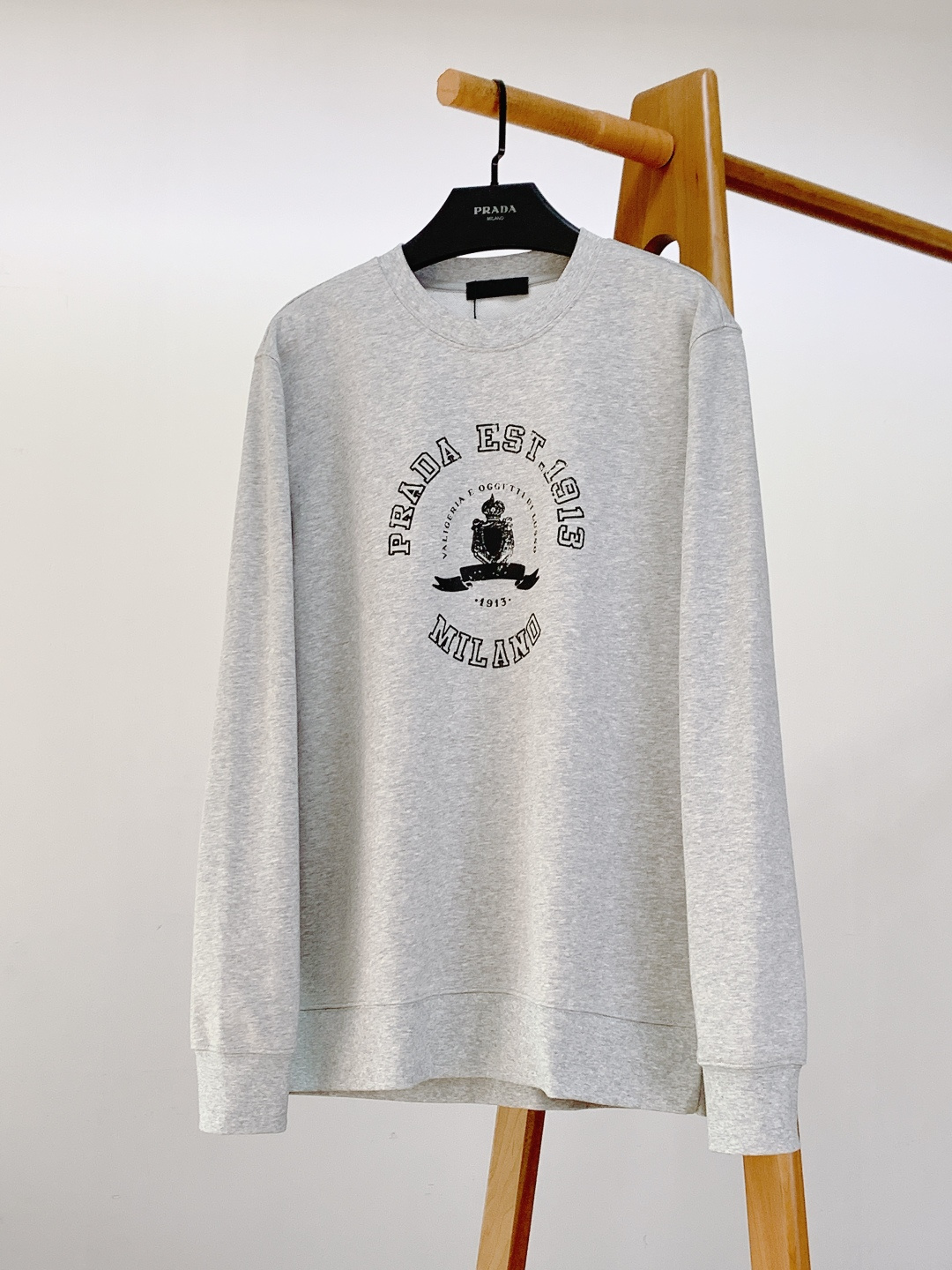 Prada 普拉达 2025FW秋冬新品复古徽标圆领卫衣。高克重精梳棉面料软而有骨，贴肤透气不闷汗，春秋