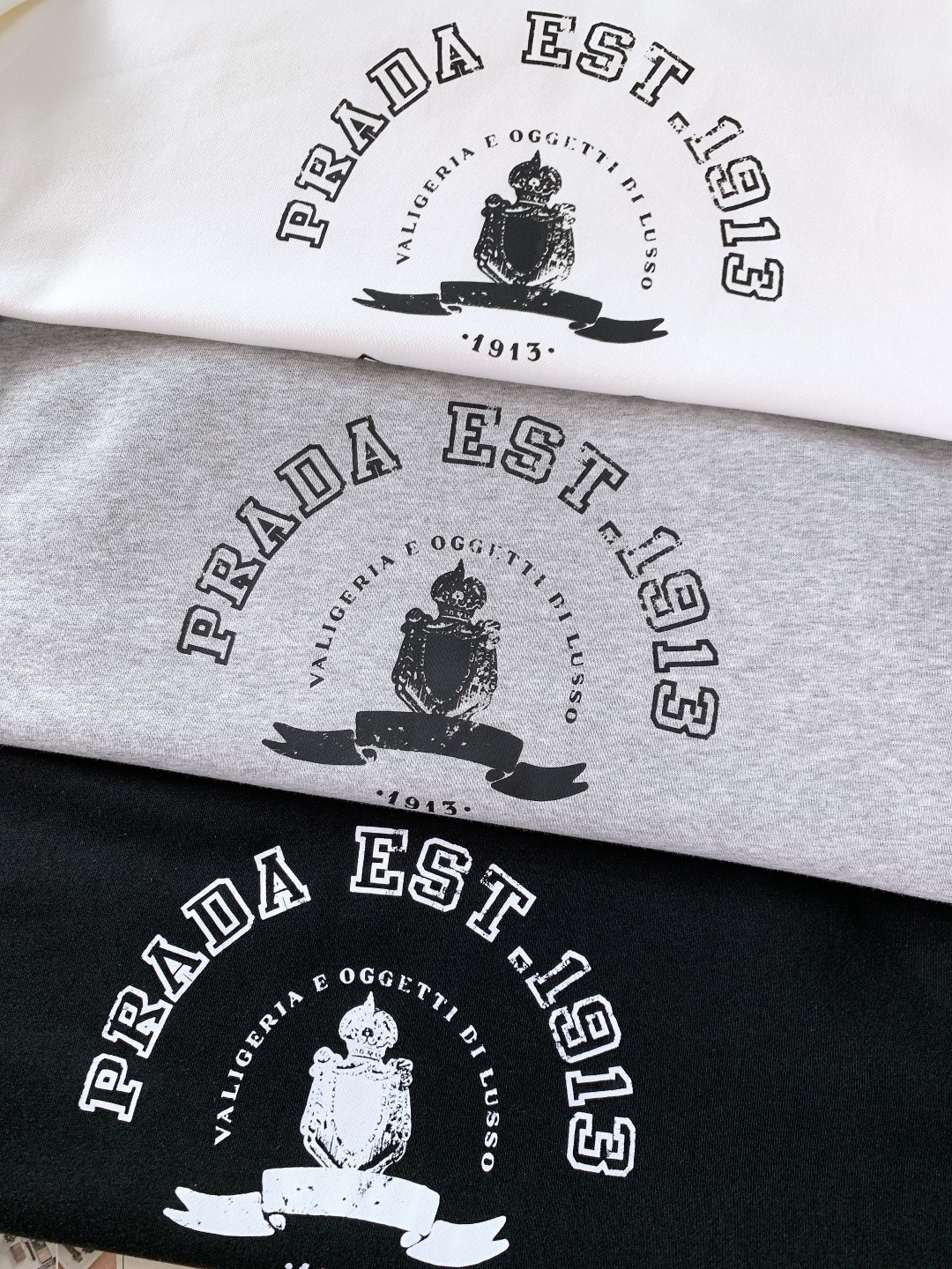 Prada 普拉达 2025FW秋冬新品复古徽标圆领卫衣。高克重精梳棉面料软而有骨，贴肤透气不闷汗，春秋