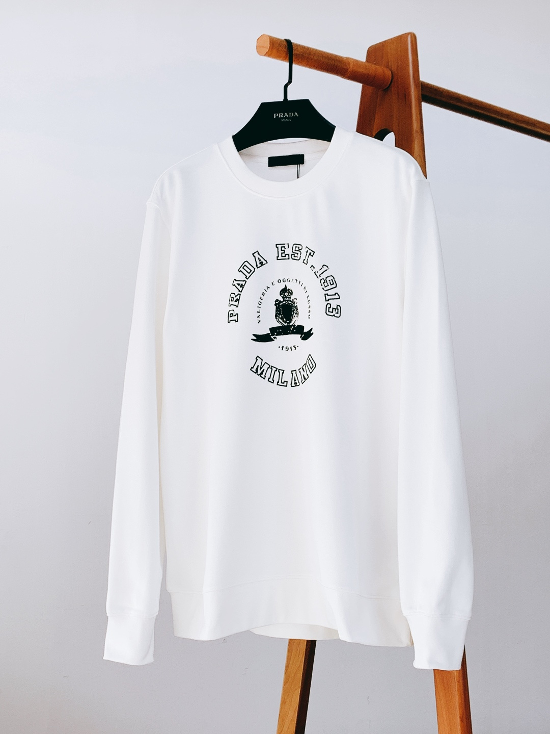 Prada 普拉达 2025FW秋冬新品复古徽标圆领卫衣。高克重精梳棉面料软而有骨，贴肤透气不闷汗，春秋