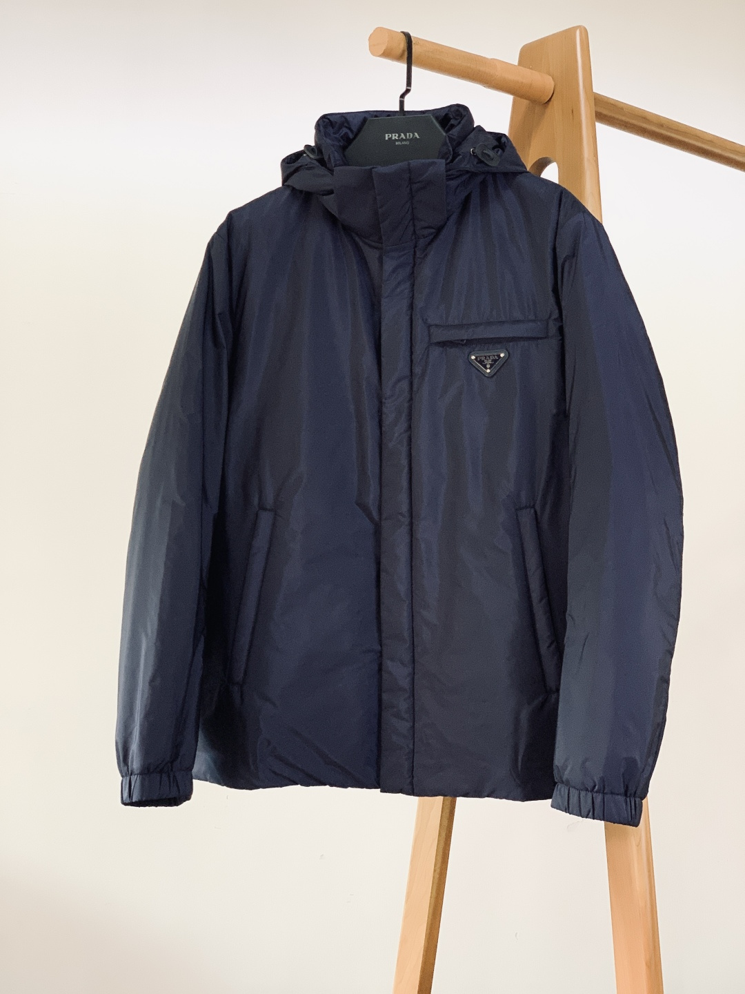 Prada 普拉达 2025FW秋冬新品 Re-Nylon 连帽羽绒服。采用Prada Re-Nylon
