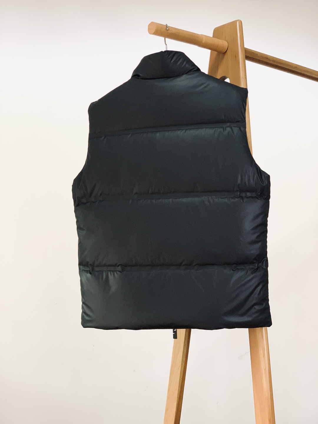 Burberry 巴宝莉 2025FW秋冬新品皮羽绒马甲背心。采用质感皮革面料打造衣身，触感细腻且挺括有