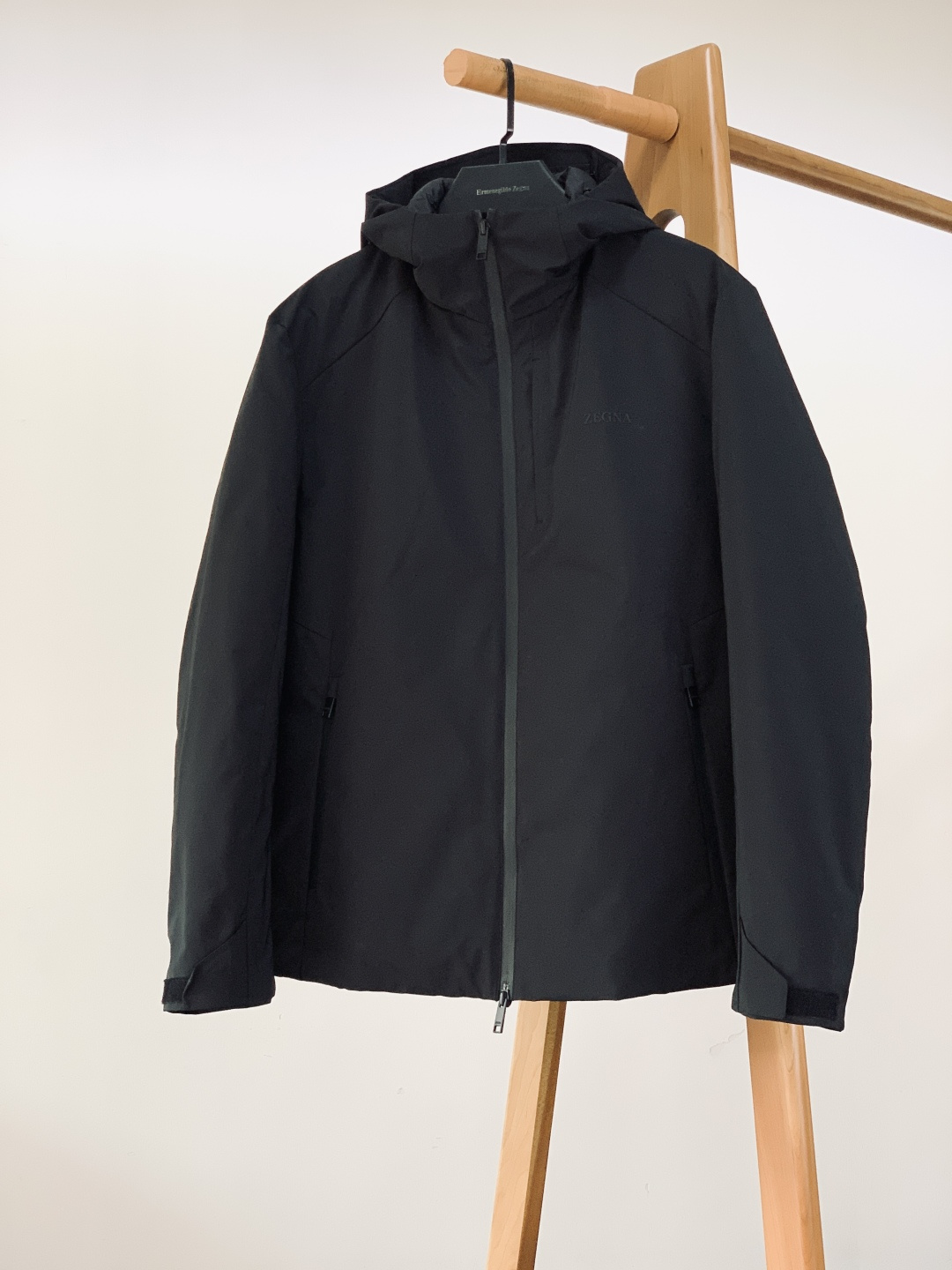 Ermenegildo Zegna 杰尼亚 2025FW秋冬新品 休闲连帽羽绒服。甄选高密尼龙外层，抗风