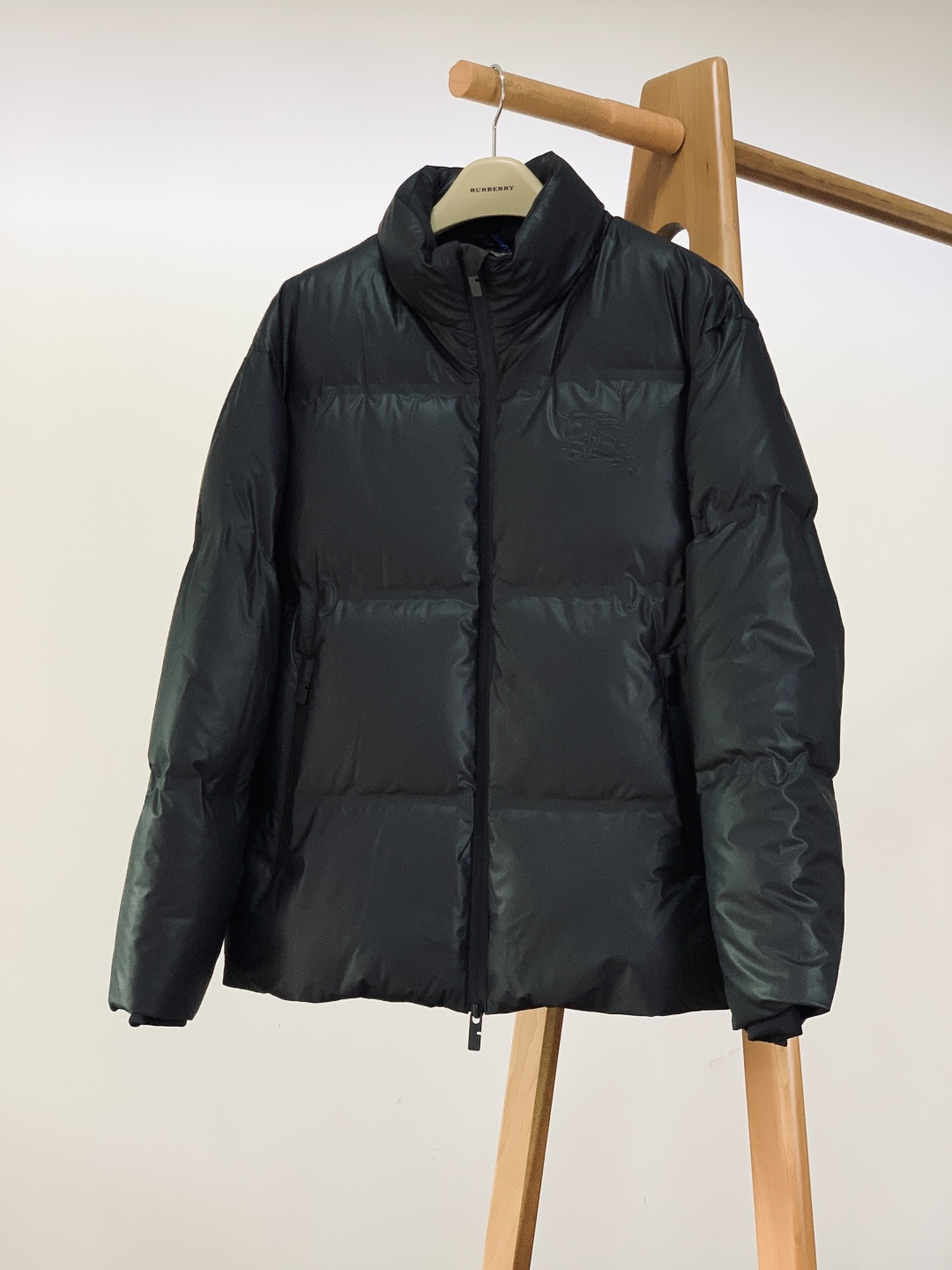 NO:691212,Burberry's 2025FW new autumn and winter leather down jacket. The body is made of textured leather fabric, which has a delicate touch and is crisp and stylish. It is filled with 90 white duck down inside, which has excellent fluffiness and warmth, and can lock in temperature in cold winter without being bulky.  The brand's classic equestrian knight logo is embossed on the chest, and the embossed texture fully demonstrates the brand's recognition. It is unobtrusive but has a high-end aura. The all-black matte zipper is equipped with a customized metal puller, which opens and closes smoothly while echoing the style of the body. The elastic rib design of the cuffs fits the wrist to prevent wind and warmth; the waist is engraved with the brand  The character drawstring buckle allows you to freely adjust the silhouette, taking into account both practicality and design. The lining is made of iconic plaid fabric, which collides with the retro British style and modern down silhouette. The plaid details are exposed at the folds, and the sense of layering is instantly full. From the fabric selection to the turning and wiring, every aspect highlights the level of luxury craftsmanship.  ……………………………………………………………… SizeM-3XL,,burberry,burberry,jackets & coats,down jacket,19860909Burberry 巴宝莉 2025FW秋冬新品 皮羽绒外套.采用质感皮革面料打造衣身,触感细腻且挺括有型；内里填充90白鸭绒,蓬松度与保暖性双优,寒冬锁温不臃肿. 胸前压印品牌经典马术骑士徽标,浮雕质感尽显品牌辨识度,不张扬却自带高级气场.全黑哑光拉链搭配定制金属拉头,顺滑开合的同时与衣身风格呼应；袖口弹力罗纹设计,贴合腕部防风保暖；腰部配品牌刻字抽绳扣,可自由调节廓形,兼顾实用性与设计感.内衬采用标志性格纹面料,复古英伦风与现代羽绒廓形碰撞,翻折处露出格纹细节,层次感瞬间拉满.从面料选材到车工走线,每一处都彰显奢品工艺水准. …………………………………………………… SizeM-3XL,,burberry,burberry,jackets & coats,down jacket,,Men's clothing