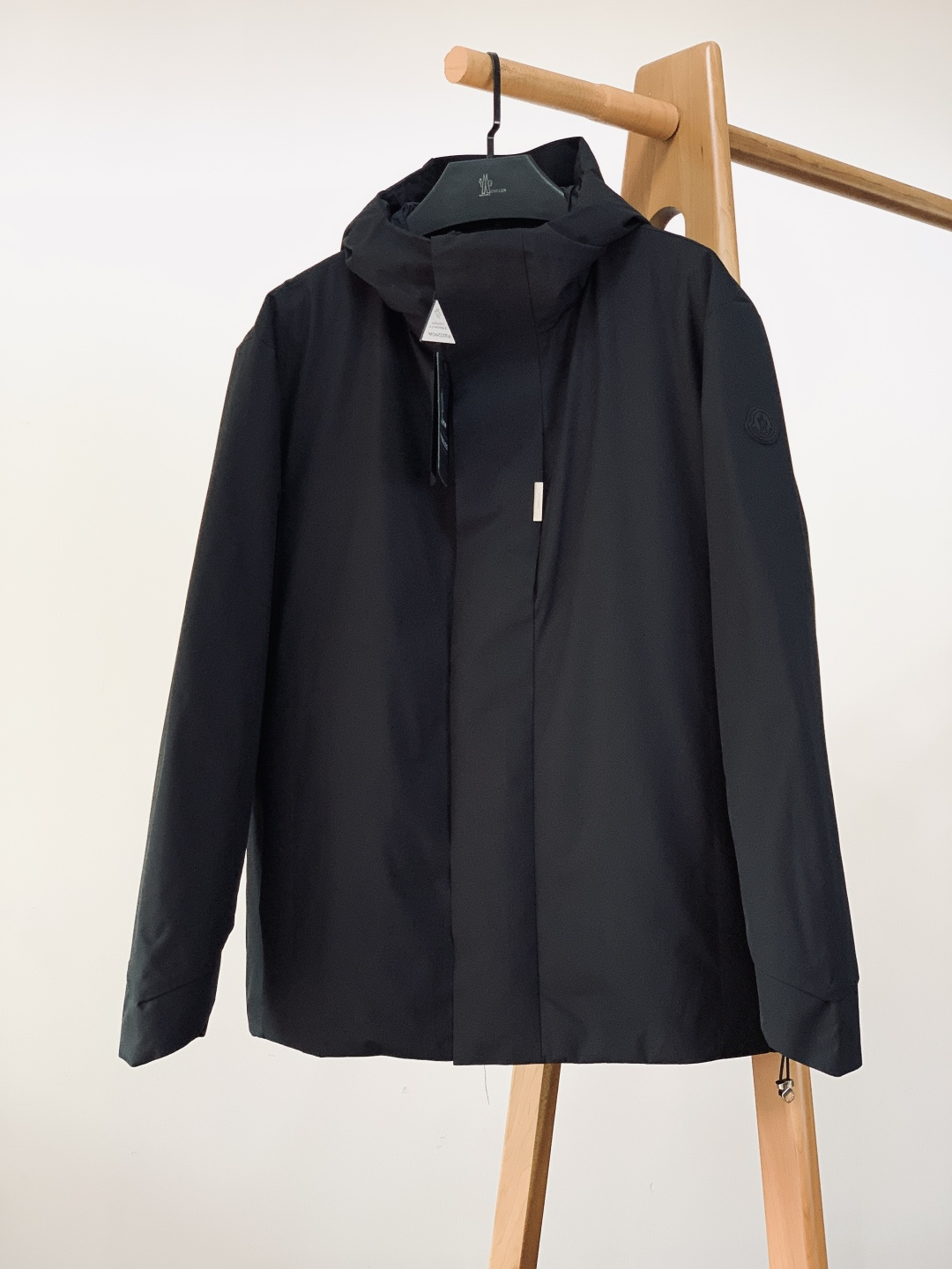 NO:662555,Moncler 2025FW new autumn and winter hooded down jacket. Made of high-density windproof and water-repellent fabrics, the surface has been treated with professional cold-resistant technology to withstand cold winter winds and rain and snow. It feels crisp and delicate and is not easy to wrinkle. The interior is filled with 90% high-purity goose down, with full and high fluff. The temperature-locking performance is far superior to ordinary down. The upper body is light and weightless, taking into account outdoor functional requirements and daily wearing comfort.  The sleeve arms are embellished with the brand's iconic three-dimensional rubber badges, which have a three-dimensional texture and full recognition. The brand genes are hidden in the minimalist design; the placket is inlaid with a custom-engraved metal plaque, low-key highlighting the luxury status; the custom-engraved metal zipper is smooth and durable, and the hood is equipped with an adjustable metal drawstring buckle.  Freely adjust the tightness to lock in warmth; the cuffs are designed with elastic cuffs to fit the wrist to prevent cold wind from entering; the whole body adopts hidden quilting technology, with even and fine stitching, effectively eliminating down and velvet. Every detail interprets Moncler's ingenious craftsmanship and minimalist sense of luxury.  As a high-end luxury functional item in winter, it can be worn with a turtleneck sweater and dark casual trousers to create an elegant and noble look for business commuting; it can also be paired with a hooded sweatshirt and work trousers to unlock the trendy luxury style of outdoor skiing and urban roaming; whether it is daily commuting, holiday travel or winter gatherings, one piece can easily adapt to multiple scenes, both warmth and style are online. 48 Length 67 Bust 116 Shoulder Width 53 50 Length 69  Bust 120 Shoulder Width 54 52 Dress Length 71 Bust 124 Shoulder Width 55 54 Dress Length 73 Bust 128 Shoulder Width 56 56 Dress Length 75 Bust 132 Shoulder Width 57 ……………………………………………………………… Size48-56,,Moncler,hoodie,sweatshirts,jackets & coats,down jacket,hats, 19860909Moncler 蒙口 2025FW秋冬新品 连帽羽绒服外套.甄选高密度防风防泼水面料,表层经专业抗寒工艺处理,可抵御冬日寒风与雨雪侵袭,触感挺括细腻且不易起皱；内里填充90高纯度鹅绒,绒朵饱满蓬松度高,锁温性能远超普通羽绒,上身轻盈无负重感,兼顾户外机能需求与日常穿着舒适度. 袖臂点缀品牌标志性立体橡胶徽章,质感立体且辨识度拉满,极简设计中暗藏品牌基因；门襟处镶嵌定制刻字金属饰牌,低调彰显奢品身份；定制刻字金属拉链顺滑耐用,连帽配备可调节金属抽绳扣,可自由调整松紧度锁住暖意；袖口采用弹力收口设计,贴合手腕防止寒风灌入；全身采用隐藏式绗缝工艺,走线均匀细密,有效杜绝羽绒钻绒,每一处细节都诠释着Moncler的匠心工艺与极简高级感. 作为冬日高奢机能单品,可内搭高领羊毛衫与深色休闲西裤,打造商务通勤的儒雅贵公子造型；也能搭配连帽卫衣与工装束脚裤,解锁户外滑雪、城市漫游的潮奢风格；无论是日常通勤、假日出行还是冬日聚会,一件即可轻松适配多元场景,保暖与格调双双在线. 48衣长67 胸围116 肩宽53 50衣长69 胸围120 肩宽54 52衣长71 胸围124 肩宽55 54衣长73 胸围128 肩宽56 56衣长75 胸围132 肩宽57 …………………………………………………… Size48-56,,Moncler,hoodie,sweatshirts,jackets & coats,down jacket,hats, ,Men's clothing