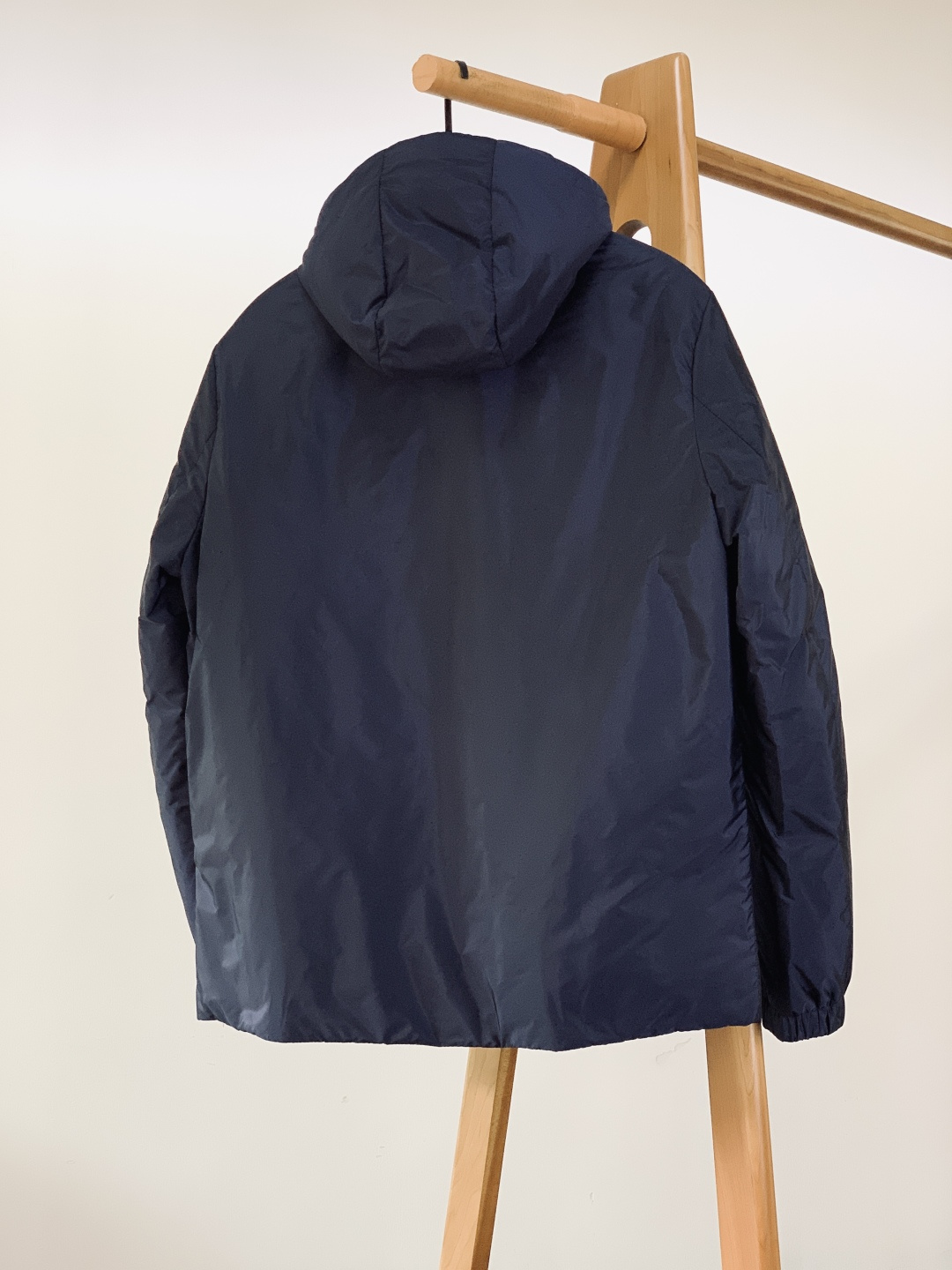 Prada 普拉达 2025FW秋冬新品 Re-Nylon 连帽羽绒服。采用Prada Re-Nylon