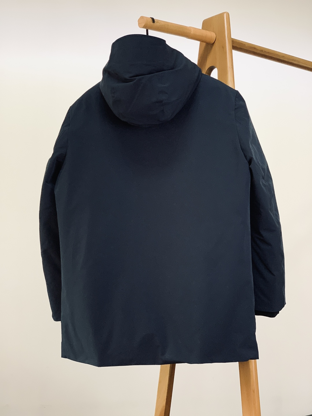 Prada 普拉达 2025FW秋冬新品中长款连帽羽绒服。采用100%再生聚酯纤维打造的三层防水面料，搭