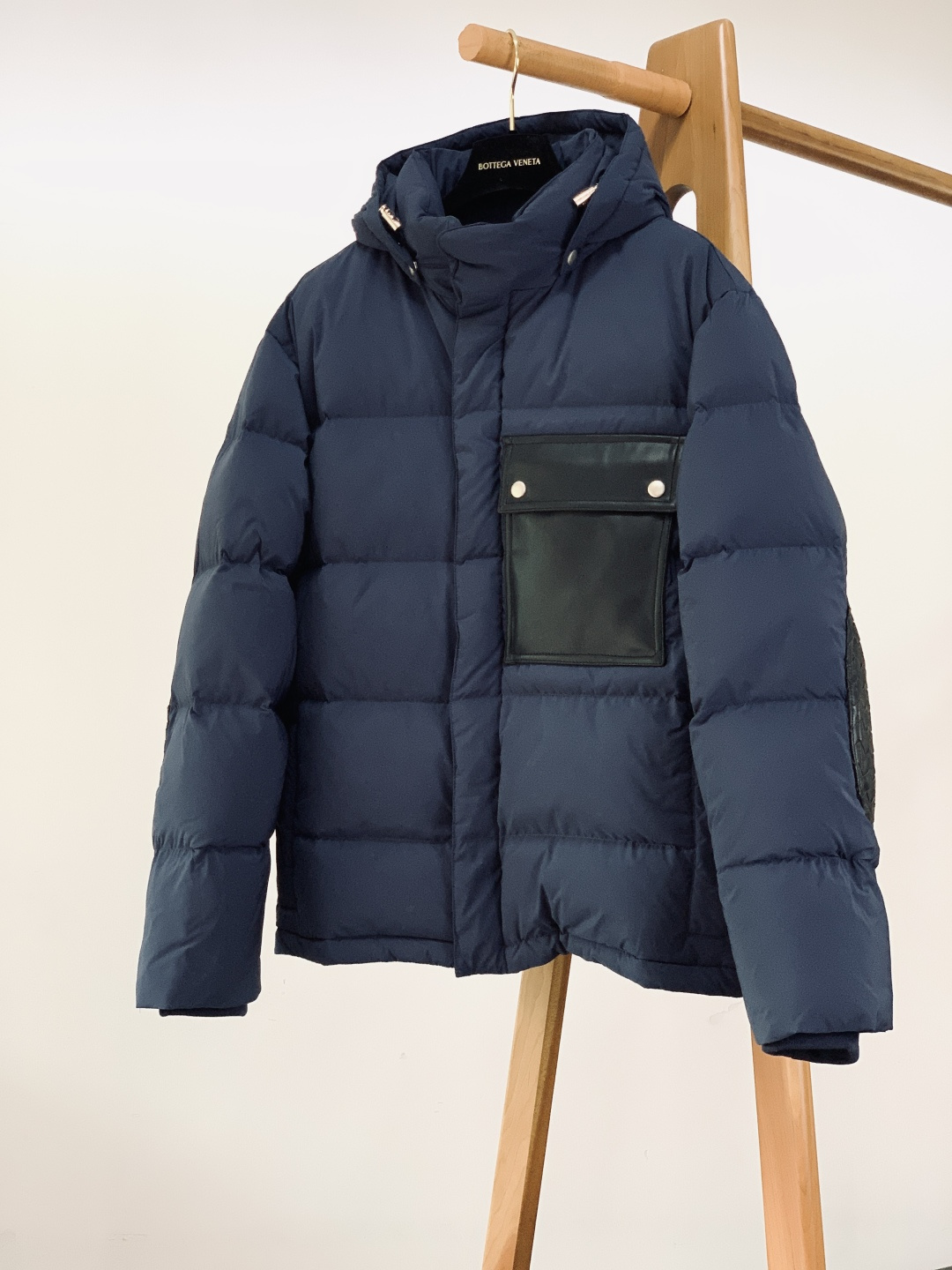 NO:662543,Bottega Veneta's 2025FW autumn and winter new product casual hooded down jacket. It is made of high-density windproof and water-repellent fabrics with a delicate and crisp feel, which can effectively resist the cold wind and rain and snow in winter, and is not easy to wrinkle and deform after long-term wear. The interior is filled with 90 high-purity white duck down, with full and fluffy down, excellent temperature locking performance, and a light and weightless upper body, taking into account the need for warmth in winter and the comfort of luxury wear.  The body is spliced with matte textured leather patch pockets and is matched with custom-engraved metal snaps. The texture is thick and not easy to oxidize, and it is both beautiful and practical. The brand's iconic woven leather patches are embedded in the elbows, integrating classic craftsmanship into the design, making it highly recognizable but not ostentatious; customized.  The engraved metal zipper is smooth and durable, and the hood is equipped with an adjustable metal lock drawstring, so the tightness can be adjusted freely. The cuffs are designed with ribbed cuffs to fit the wrists and prevent cold wind from entering. The whole body is sewn with even and fine quilting to effectively prevent down and velvet.  As a winter high-luxury functional item, it can unlock the casual style of street fashion; whether it is daily commuting, holiday travel or short winter travel, one piece can easily adapt to multiple scenes, keeping warm and stylish. 46 yards, length 70, chest 124, shoulder width 50, 48 yards, length 71, chest 128, shoulder width 51, 50 yards, length 72, chest 132, shoulder width 52, size 52, length 73  Bust 136, shoulder width 53 ……………………………………………………………… Size 46-52,,bottega veneta,bottega veneta,down jacket,hats, 19860909Bottega Veneta 葆蝶家 2025FW秋冬新品 休闲连帽羽绒服.甄选高密度防风防泼水面料,触感细腻挺括,能有效抵御冬日寒风与雨雪侵袭,久穿不易起皱变形；内里填充90高纯度白鸭绒,绒朵饱满蓬松,锁温性能优越,上身轻盈无负重感,兼顾冬日保暖需求与奢品穿着舒适度. 衣身拼接哑光质感皮质贴袋,搭配定制刻字金属按扣,质感厚重不易氧化,兼具美观与实用性；肘部嵌入品牌标志性编织皮革贴片,将经典工艺融入设计,辨识度拉满却不张扬；定制刻字金属拉链顺滑耐用,连帽配备可调节金属锁扣抽绳,可自由调整松紧度；袖口采用罗纹收口设计,贴合手腕防止寒风灌入；全身精工绗缝走线均匀细密,有效杜绝羽绒钻绒. 作为冬日高奢机能单品,可解锁街头潮奢的随性风格；无论是日常通勤、假日出行还是冬日短途旅行,一件即可轻松适配多元场景,保暖与格调两不误. 46码衣长70 胸围124 肩宽50 48码衣长71 胸围128 肩宽51 50码衣长72 胸围132 肩宽52 52码衣长73 胸围136 肩宽53 …………………………………………………… Size46-52,,bottega veneta,bottega veneta,down jacket,hats, ,Men's clothing