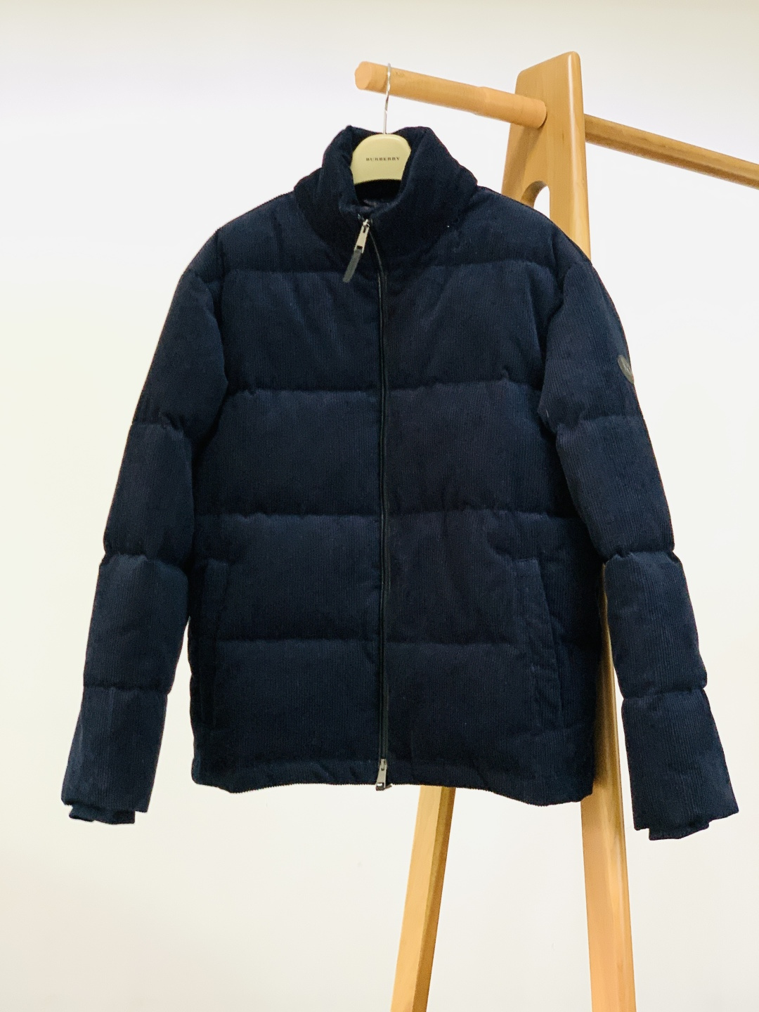 NO:662530,Burberry 2025FW new autumn and winter products  Corduroy down jacket. The corduroy fabric is made of cotton fiber. The longitudinal stripes on the surface have a clear and three-dimensional texture. It is soft and skin-friendly and has a retro texture. It has both warmth and durability and strong color expression. It adopts custom weaving and dyeing process.  Art, solves the industry production pain points of poor gloss and smoothness of corduroy fabrics from the source, and completely avoids the problem of color difference; the high-density fabric weaving process gives the body a superior drape, and is not easily deformed after long-term wear, fully displaying the texture and style of luxury fabrics.  Filling 300g inside  90 white duck down, full and even down, with excellent temperature locking performance; the lining is made of iconic cotton blended plaid, which is blessed with classic genes and is highly recognizable. The sleeve arms are embellished with laser-cut logos made of sheepskin, with a delicate and three-dimensional texture; the cuffs and hem are spliced with cashmere ribs for a snug fit  The body shape does not catch the wind, taking into account both warmth and comfort. The seams adopt precision hemming technology to effectively prevent down leakage and improve the durability of wear. The splicing parts are strictly aligned with the corduroy velvet strips to achieve visual coordination and unity. Every detail demonstrates the brand's strict craftsmanship standards.  As a high-end luxury winter item that is both retro and practical, it can create a British yuppie style; it can also be paired with the same brand's plaid scarf and work boots to unlock the casual style of outdoor leisure. Whether it is daily commuting, holiday outings or winter gatherings, one piece can easily capture the retro noble atmosphere and adapt to various winter dressing scenes. Size S, length 70, bust 118, shoulder width 52, size M, length 71, bust 122, shoulder width 53  Size L, length 72, bust 126, shoulder width 54, size XL, length 73, bust 130, shoulder width 55...19860909Burberry 巴宝莉 2025FW秋冬新品 灯芯绒羽绒服.甄选棉纤维打造的灯芯绒面料,表面纵向条纹肌理清晰立体,触感柔软亲肤且自带复古质感,兼具保暖性与耐用性,色彩表现力强；采用定织定染工艺,从源头解决灯芯绒面料光差、顺毛差的行业生产痛点,彻底规避色差问题；高密度面料织造工艺赋予衣身优越垂感,久穿不易变形,尽显奢品面料的质感与格调. 内里填充300g 90白鸭绒,绒朵饱满均匀,锁温性能卓越；内衬采用标志性棉质混纺格纹,经典基因加持,辨识度拉满.袖臂点缀羊皮材质激光切割徽标,质感细腻立体；袖口、下摆拼接羊绒罗纹,贴合身形不钻风,兼顾保暖与舒适度.接缝处采用精密包边工艺,有效防止羽绒外泄,提升穿着耐用性；拼接部位严格对齐灯芯绒绒条,视觉协调统一,每一处细节都彰显品牌严苛的工艺标准. 作为复古与实用兼具的高奢冬日单品,可打造英伦雅痞格调；也能搭配同品牌格纹围巾与工装靴,解锁户外休闲的随性风格.无论是日常通勤、假日出游还是冬日聚会,一件即可轻松拿捏复古贵公子氛围,适配多元冬日穿搭场景. S码衣长70 胸围118 肩宽52 M码衣长71 胸围122 肩宽53 L码衣长72 胸围126 肩宽54 XL码衣长73 胸围130 肩宽55 …………………………………………………… SizeS-XL,,burberry,burberry,boots,down jacket,sheepskin, ,Men's clothing