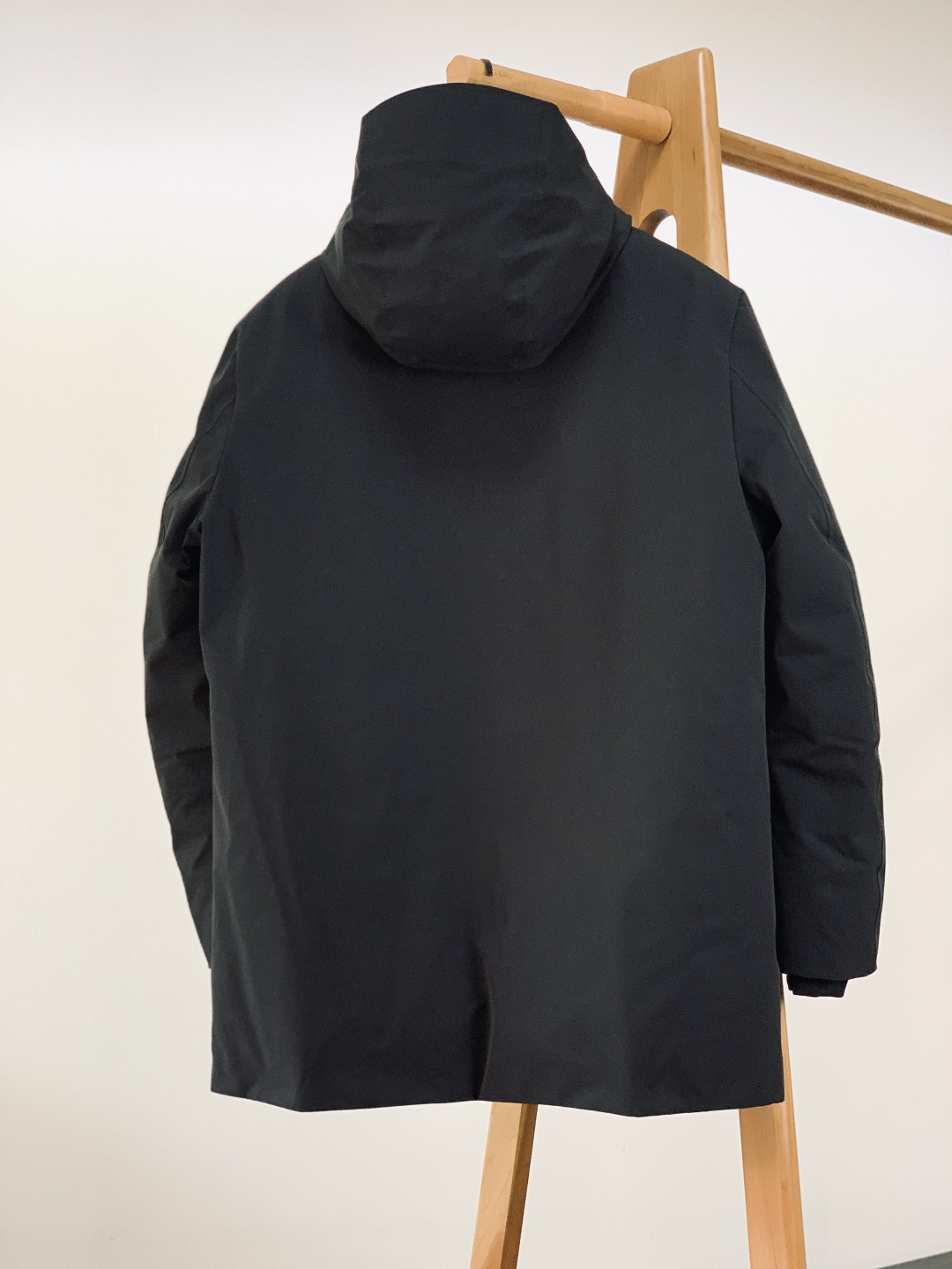 Prada 普拉达 2025FW秋冬新品中长款连帽羽绒服。采用100%再生聚酯纤维打造的三层防水面料，搭