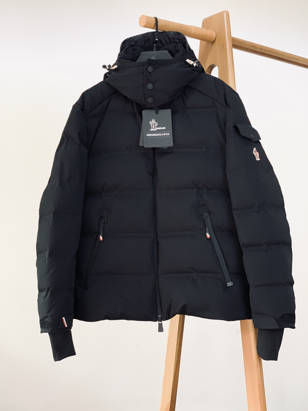 NO:691325,Moncler 2025FW new autumn and winter casual hooded down jacket. The iconic three-color embroidered badge is embroidered on the arm pocket, with engraved metal snaps, and the classic elements are instantly recognizable; the red, white and blue woven label on the cuffs and the exclusive number #001-53066 give the item a unique sense of identity. The metal snaps on the hood can adjust the elasticity of the collar, taking into account both practicality and design. Made of waterproof and breathable coated main fabric, matched with YKK  Aquaguard waterproof zippers, brand letters and logos are embossed on the hardware, triangular anti-counterfeiting tags and leather zipper pulls are fully detailed; the caulking performance instructions label on the inside clearly marks the professional outdoor attributes, and the quality is clear at a glance.  The interior is filled with 90% white goose down, and the horizontal quilting process prevents the down from shifting. It is fluffy and keeps in temperature without being bloated; the brand-engraved drawstring buckle at the hem can freely adjust the waistline. The hidden inner bag is combined with the external utility pocket. It has both functionality and style, and can be easily adapted to daily and outdoor scenes. …………………………………………………… Size48-56,,Moncler,down jacket,hats,19860909Moncler 蒙口 2025FW秋冬新品 休闲连帽羽绒服.标志性三色刺绣徽章缀于臂袋,搭配刻字金属按扣,经典元素一眼辨识；袖口红白蓝织标与#001-53066专属编号,赋予单品独特身份感,连帽处金属按扣可调节领口松紧,兼顾实用性与设计感. 采用防水透气的覆膜主面料,搭配YKK Aquaguard防水拉链,五金件均压印品牌字母标识,三角防伪吊牌与皮质拉链头细节拉满；内里嵌缝性能说明标签,清晰标注专业户外属性,品质一目了然. 内里填充90白鹅绒,横向绗缝工艺防止羽绒移位,蓬松锁温不臃肿；下摆品牌刻字抽绳扣可自由调节腰围,隐藏式内袋与外置工装口袋结合,功能性与造型感兼具,轻松适配日常与户外场景. …………………………………………………… Size48-56,,Moncler,down jacket,hats,,Men's clothing