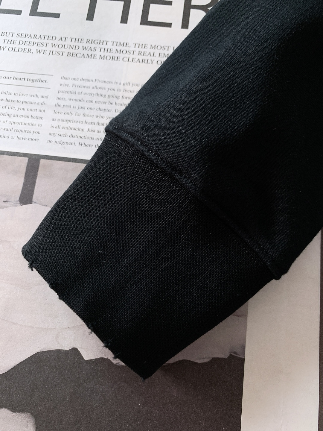 Acne Studios 艾克妮 1996系列做旧印花字母卫衣基础又标志性的印花字母标明了品牌与位置和成