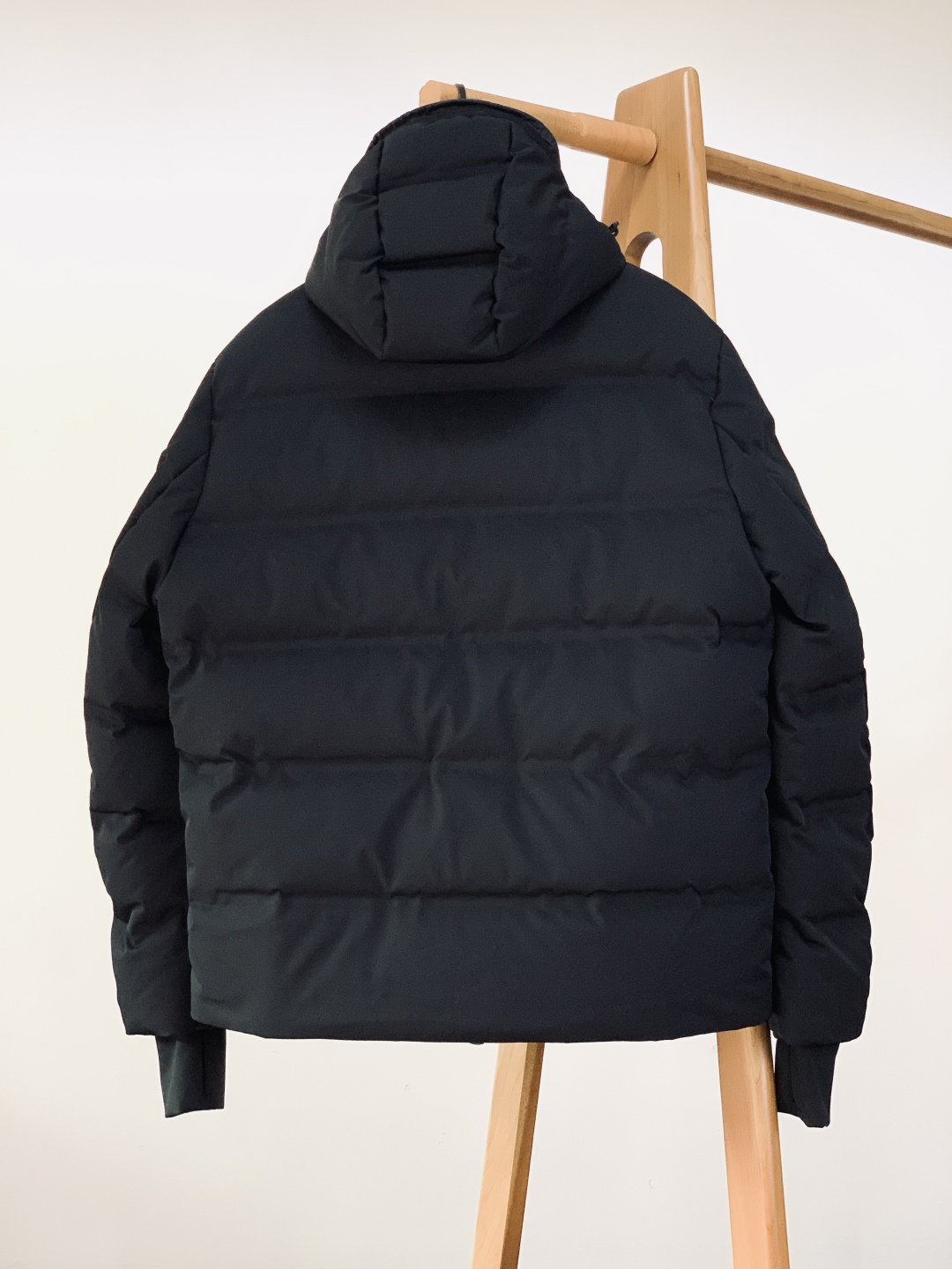 Moncler 蒙口 2025FW秋冬新品休闲连帽羽绒服。标志性三色刺绣徽章缀于臂袋，搭配刻字金属按扣，