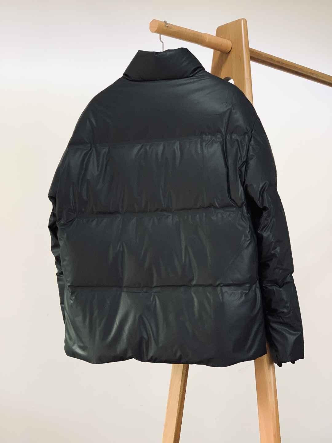 Burberry 巴宝莉 2025FW秋冬新品皮羽绒外套。采用质感皮革面料打造衣身，触感细腻且挺括有型；