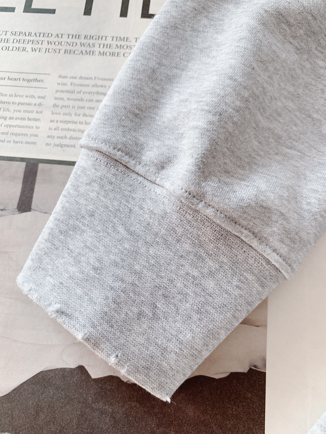 Acne Studios 艾克妮 1996系列做旧印花字母卫衣基础又标志性的印花字母标明了品牌与位置和成