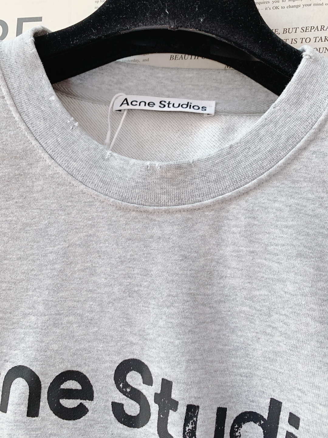 Acne Studios 艾克妮 1996系列做旧印花字母卫衣基础又标志性的印花字母标明了品牌与位置和成