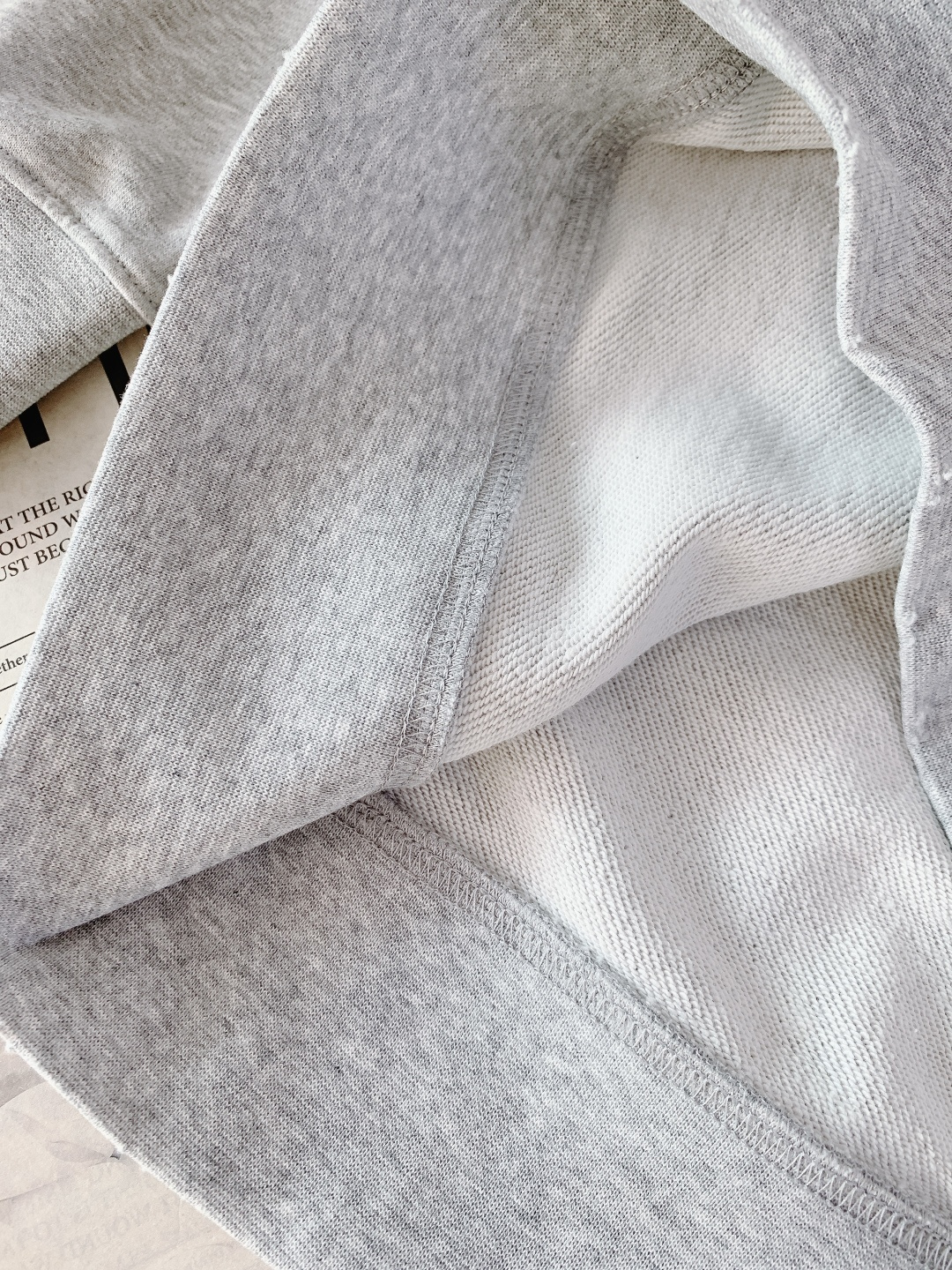 Acne Studios 艾克妮 1996系列做旧印花字母卫衣基础又标志性的印花字母标明了品牌与位置和成