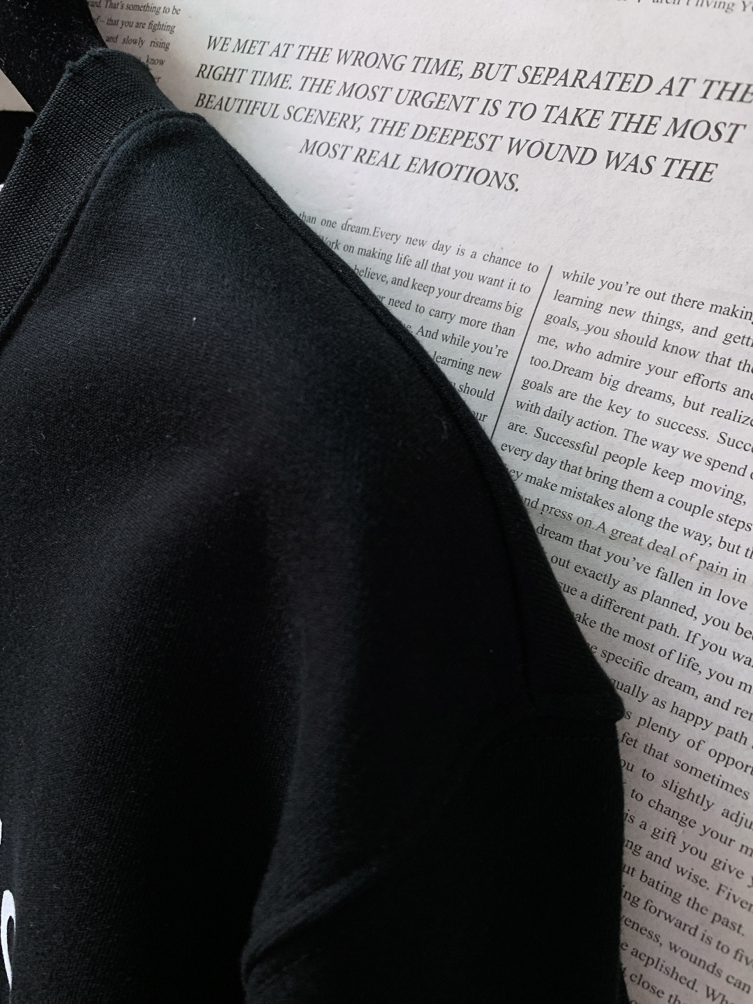 Acne Studios 艾克妮 1996系列做旧印花字母卫衣基础又标志性的印花字母标明了品牌与位置和成