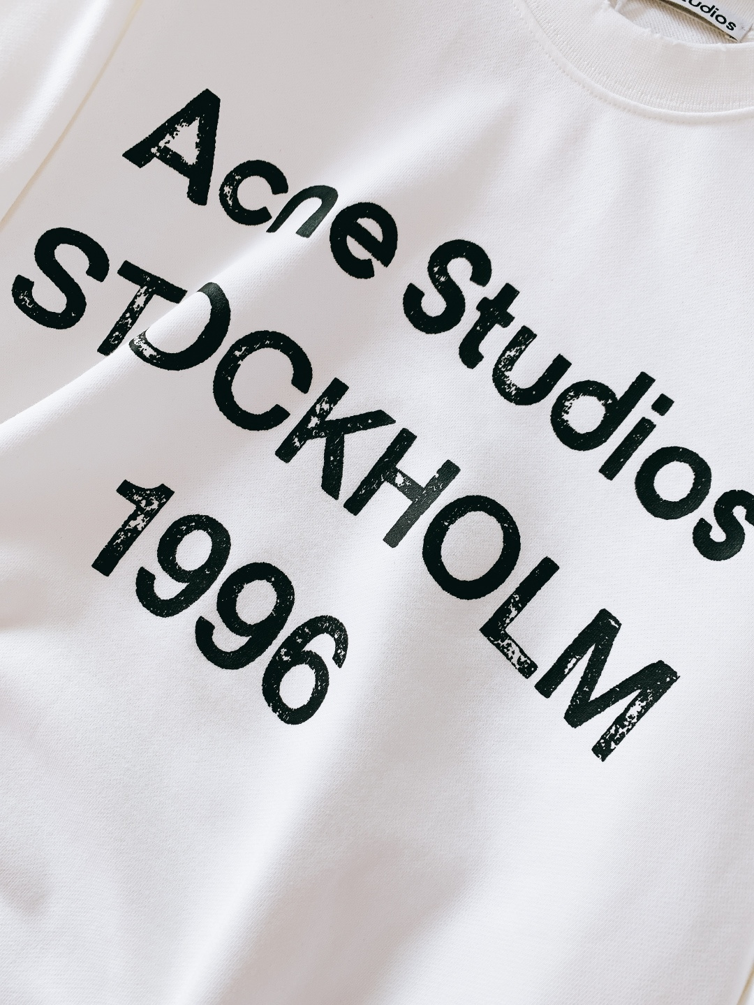 Acne Studios 艾克妮 1996系列做旧印花字母卫衣基础又标志性的印花字母标明了品牌与位置和成