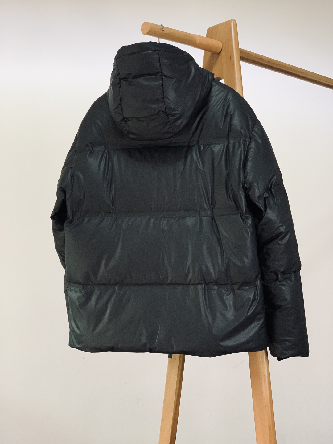 Burberry 巴宝莉 2025FW秋冬新品连帽皮羽绒外套。采用质感皮革面料打造衣身，触感细腻且挺括有