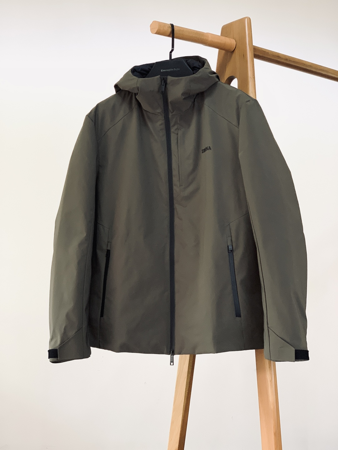Ermenegildo Zegna 杰尼亚 2025FW秋冬新品 休闲连帽羽绒服。甄选高密尼龙外层，抗风