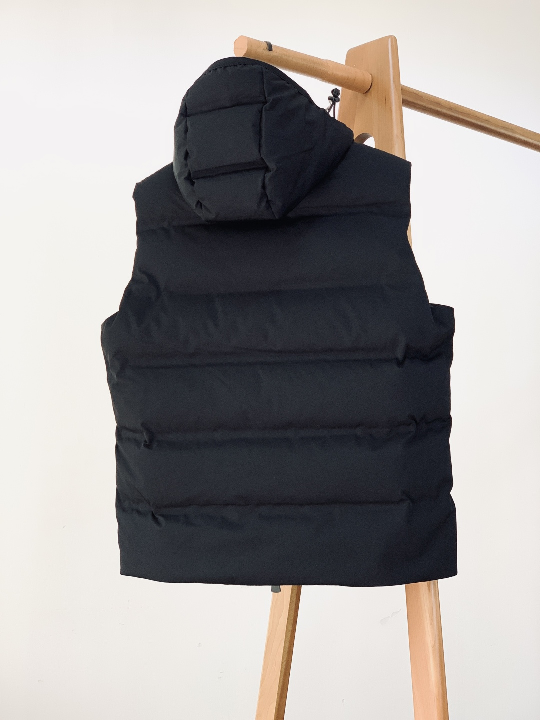 Moncler 蒙口 2025FW秋冬新品连帽羽绒马甲背心。经典三色刺绣徽章缀于胸前工装袋，搭配刻字标识