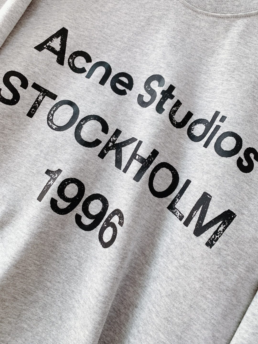 Acne Studios 艾克妮 1996系列做旧印花字母卫衣基础又标志性的印花字母标明了品牌与位置和成