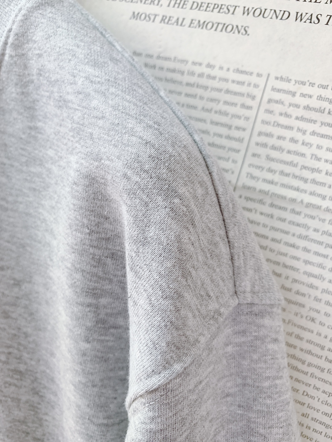 Acne Studios 艾克妮 1996系列做旧印花字母卫衣基础又标志性的印花字母标明了品牌与位置和成