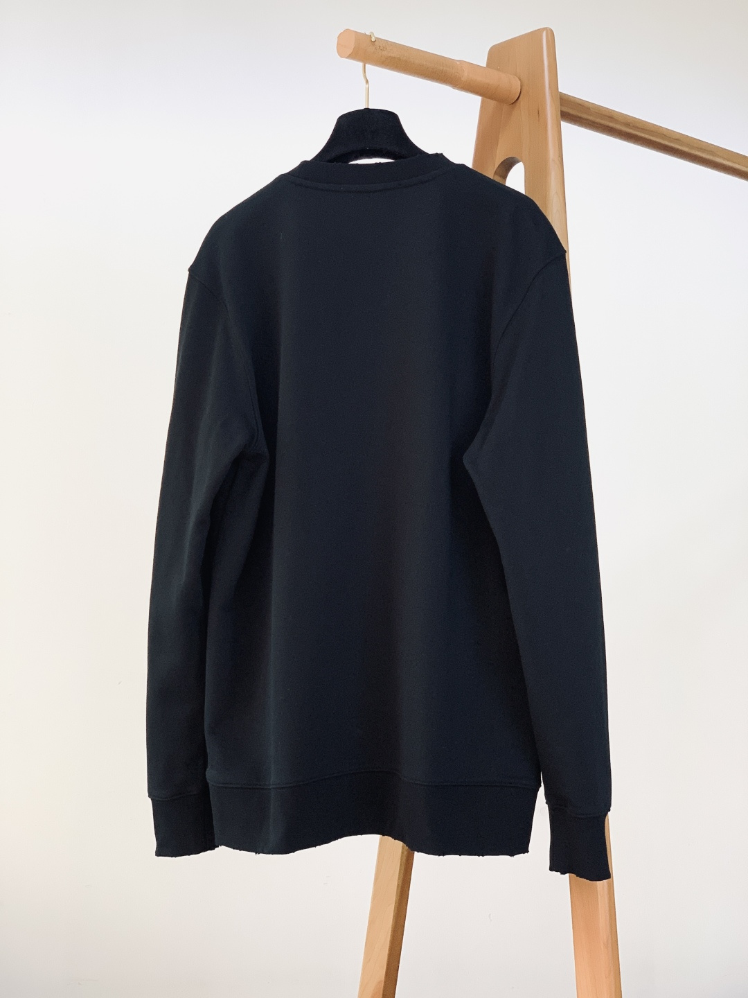 Acne Studios 艾克妮 1996系列做旧印花字母卫衣基础又标志性的印花字母标明了品牌与位置和成