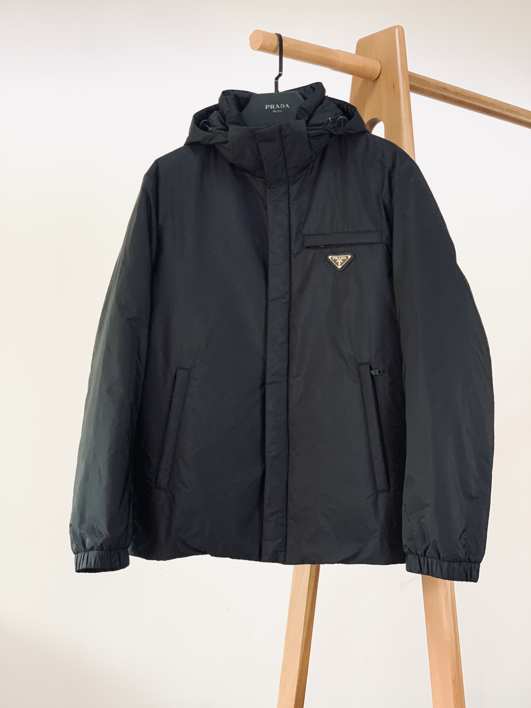 Prada 普拉达 2025FW秋冬新品 Re-Nylon 连帽羽绒服。采用Prada Re-Nylon
