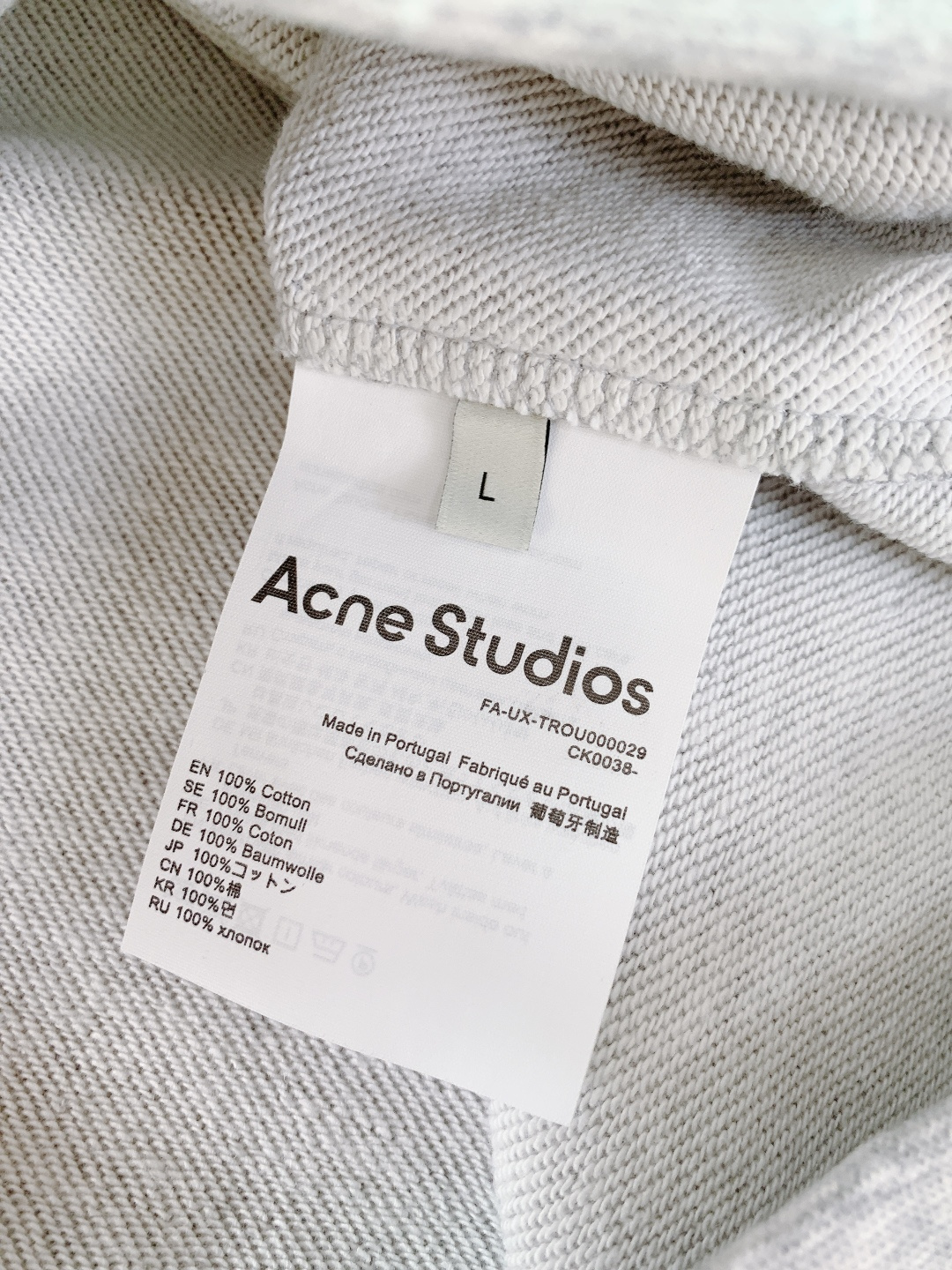 Acne Studios 艾克妮 1996系列做旧印花字母卫衣基础又标志性的印花字母标明了品牌与位置和成