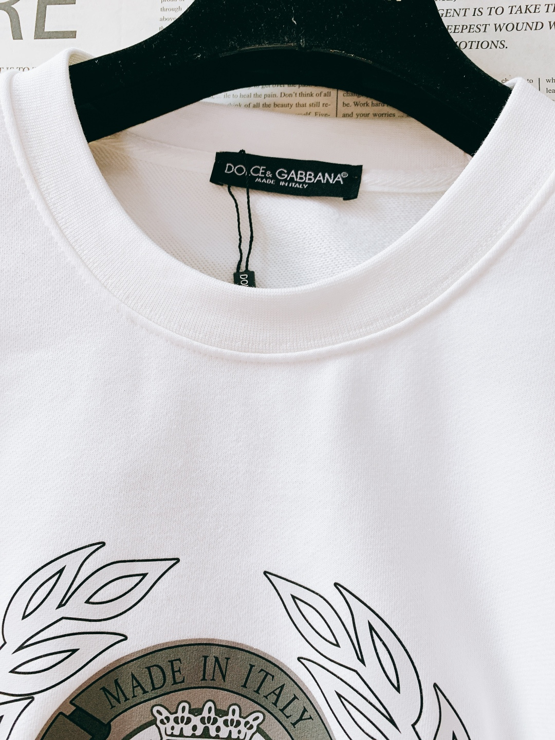 DOLCE&GABBANA 杜嘉班纳 2025FW秋冬新品徽标印花卫衣，意式经典撞色徽章跃然衣身，纯棉面