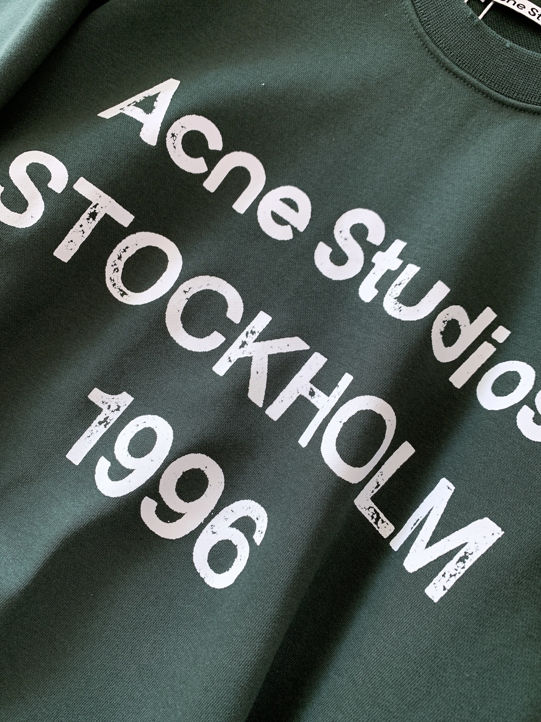 Acne Studios 艾克妮 1996系列做旧印花字母卫衣基础又标志性的印花字母标明了品牌与位置和成