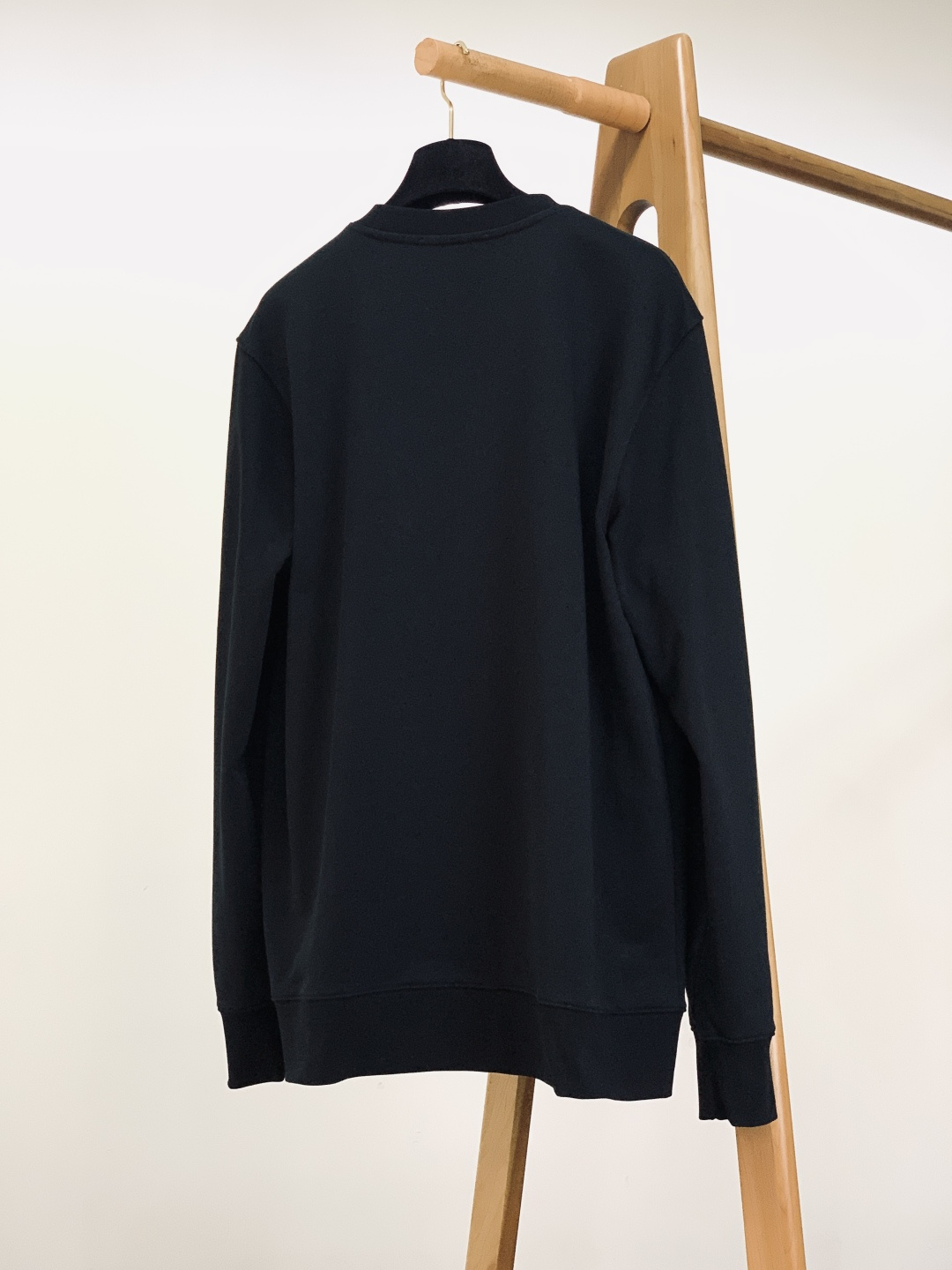 DOLCE&GABBANA 杜嘉班纳 2025FW秋冬新品徽标印花卫衣，意式经典撞色徽章跃然衣身，纯棉面