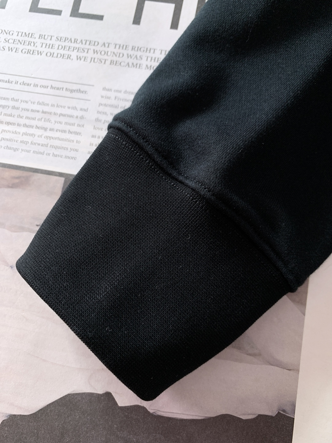 DOLCE&GABBANA 杜嘉班纳 2025FW秋冬新品徽标印花卫衣，意式经典撞色徽章跃然衣身，纯棉面