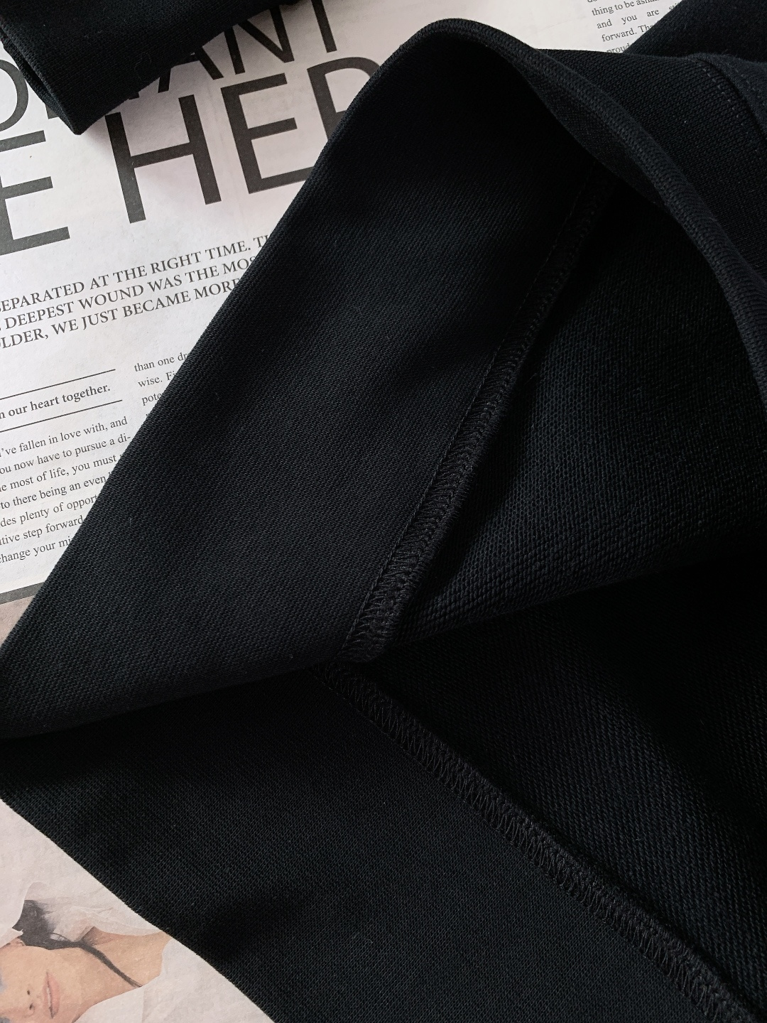 DOLCE&GABBANA 杜嘉班纳 2025FW秋冬新品徽标印花卫衣，意式经典撞色徽章跃然衣身，纯棉面