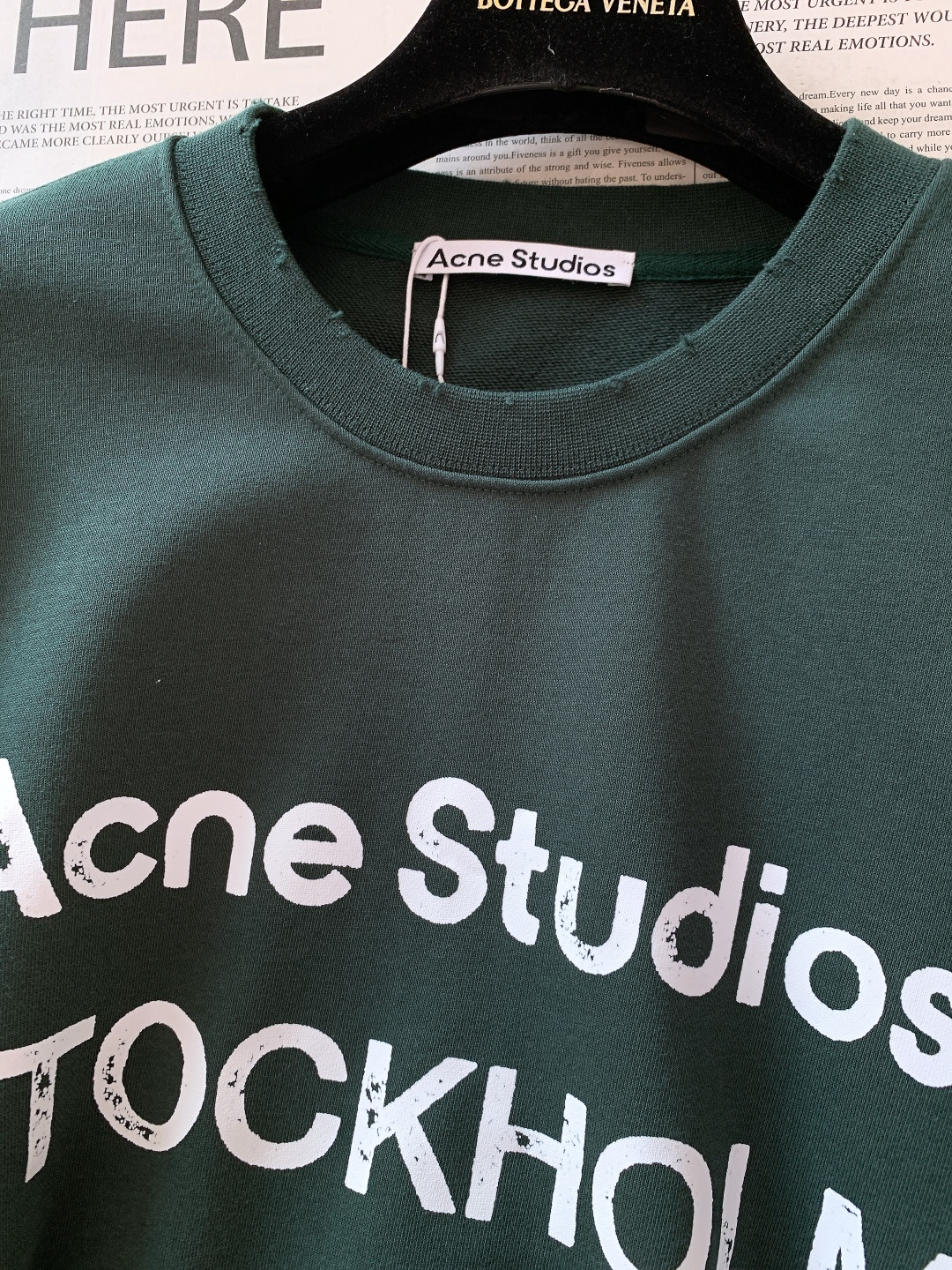 Acne Studios 艾克妮 1996系列做旧印花字母卫衣基础又标志性的印花字母标明了品牌与位置和成