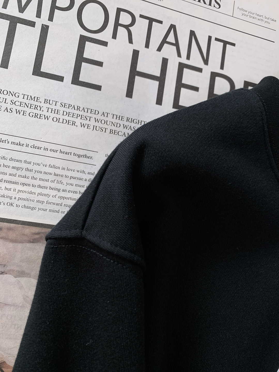 DOLCE&GABBANA 杜嘉班纳 2025FW秋冬新品徽标印花卫衣，意式经典撞色徽章跃然衣身，纯棉面