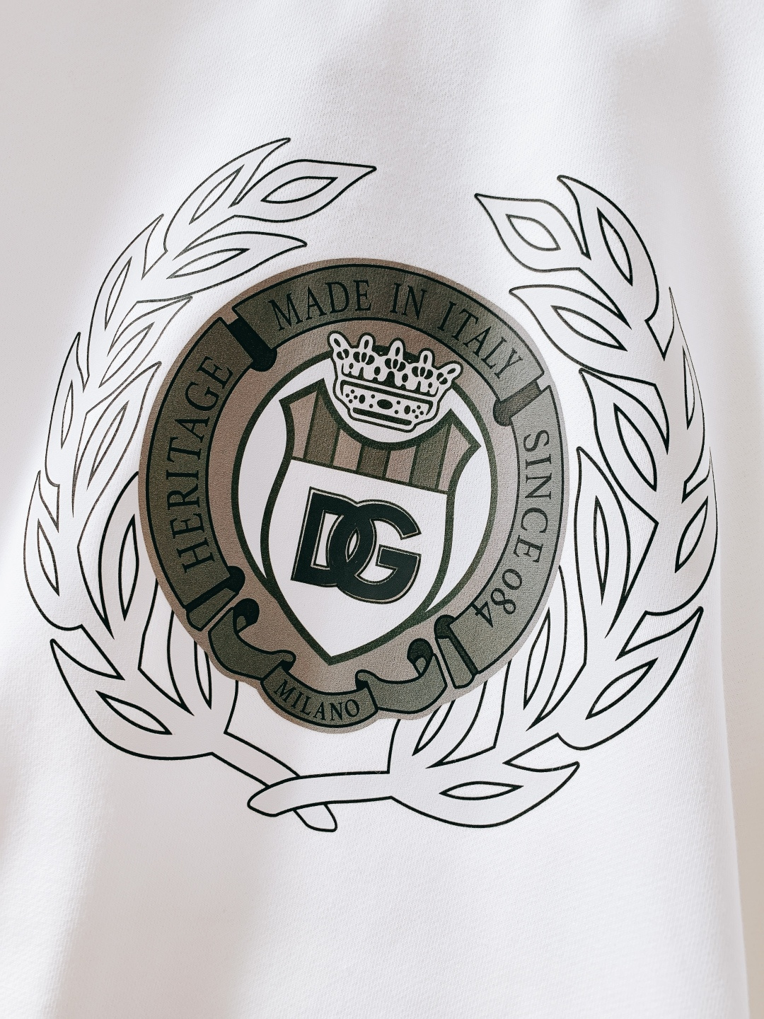 DOLCE&GABBANA 杜嘉班纳 2025FW秋冬新品徽标印花卫衣，意式经典撞色徽章跃然衣身，纯棉面