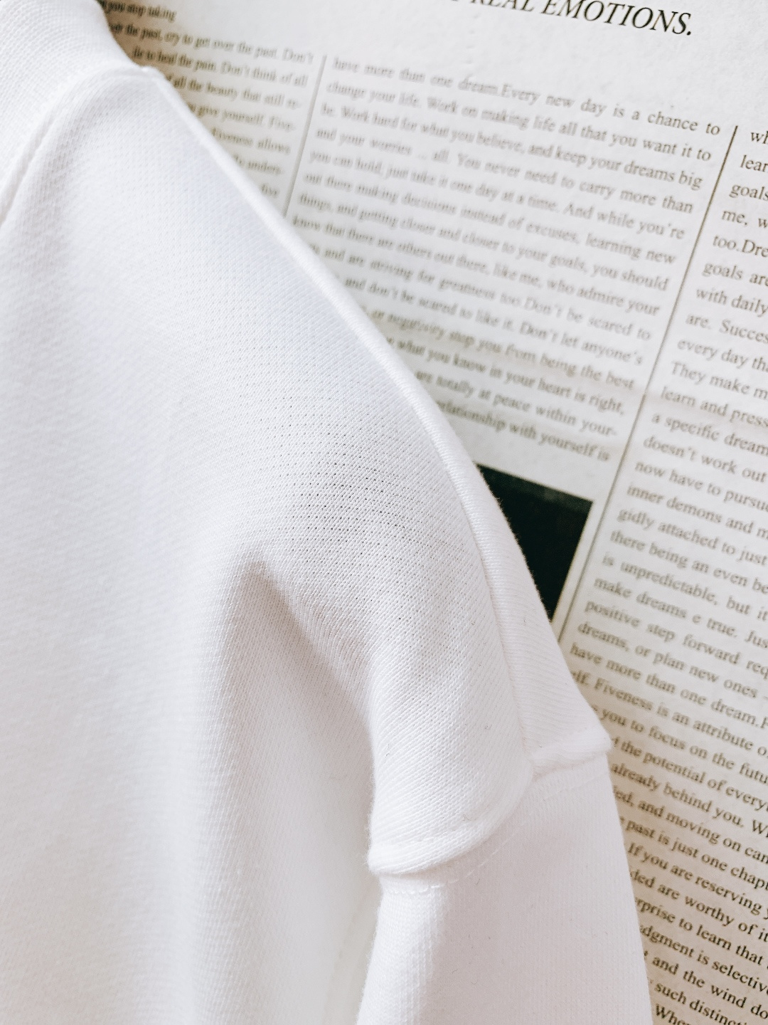 DOLCE&GABBANA 杜嘉班纳 2025FW秋冬新品徽标印花卫衣，意式经典撞色徽章跃然衣身，纯棉面