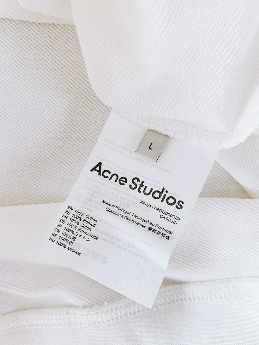 Acne Studios 艾克妮 1996系列做旧印花字母卫衣基础又标志性的印花字母标明了品牌与位置和成