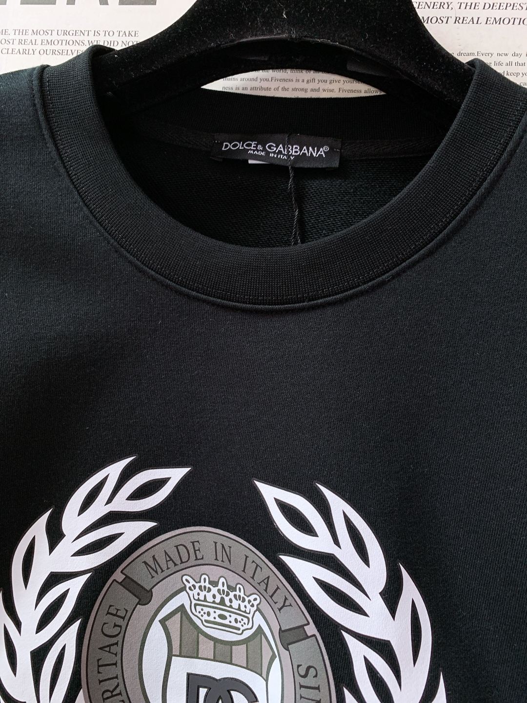 DOLCE&GABBANA 杜嘉班纳 2025FW秋冬新品徽标印花卫衣，意式经典撞色徽章跃然衣身，纯棉面