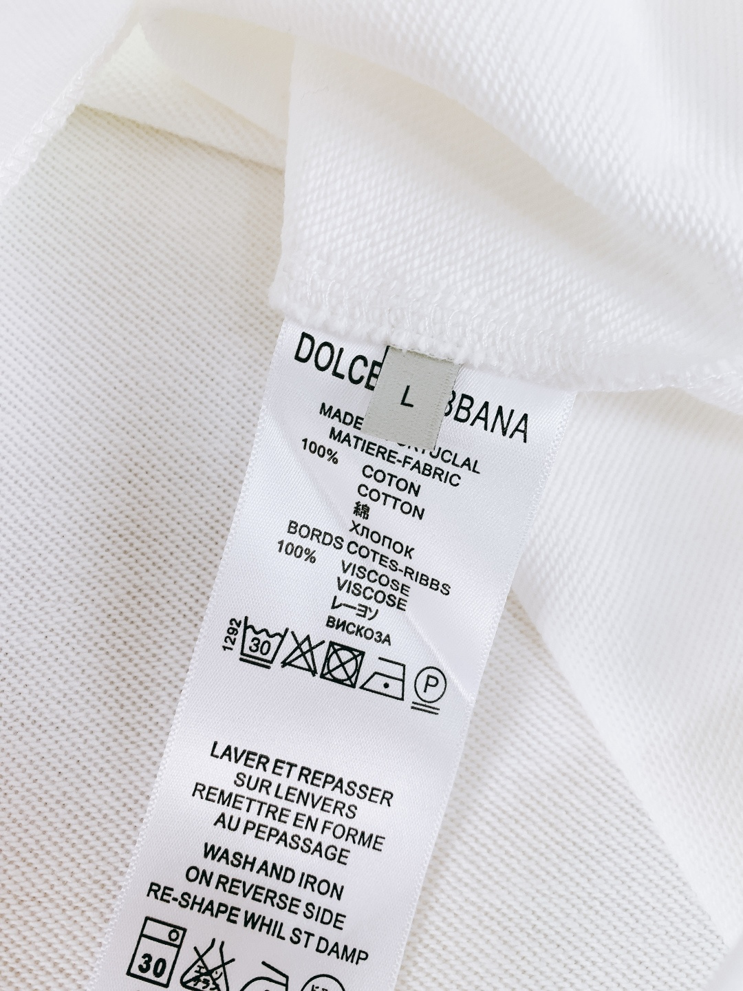 DOLCE&GABBANA 杜嘉班纳 2025FW秋冬新品徽标印花卫衣，意式经典撞色徽章跃然衣身，纯棉面