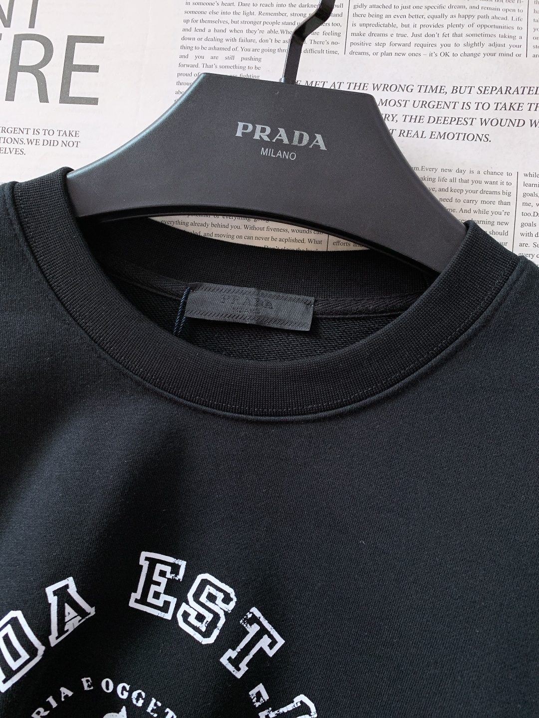 Prada 普拉达 2025FW秋冬新品复古徽标圆领卫衣。高克重精梳棉面料软而有骨，贴肤透气不闷汗，春秋
