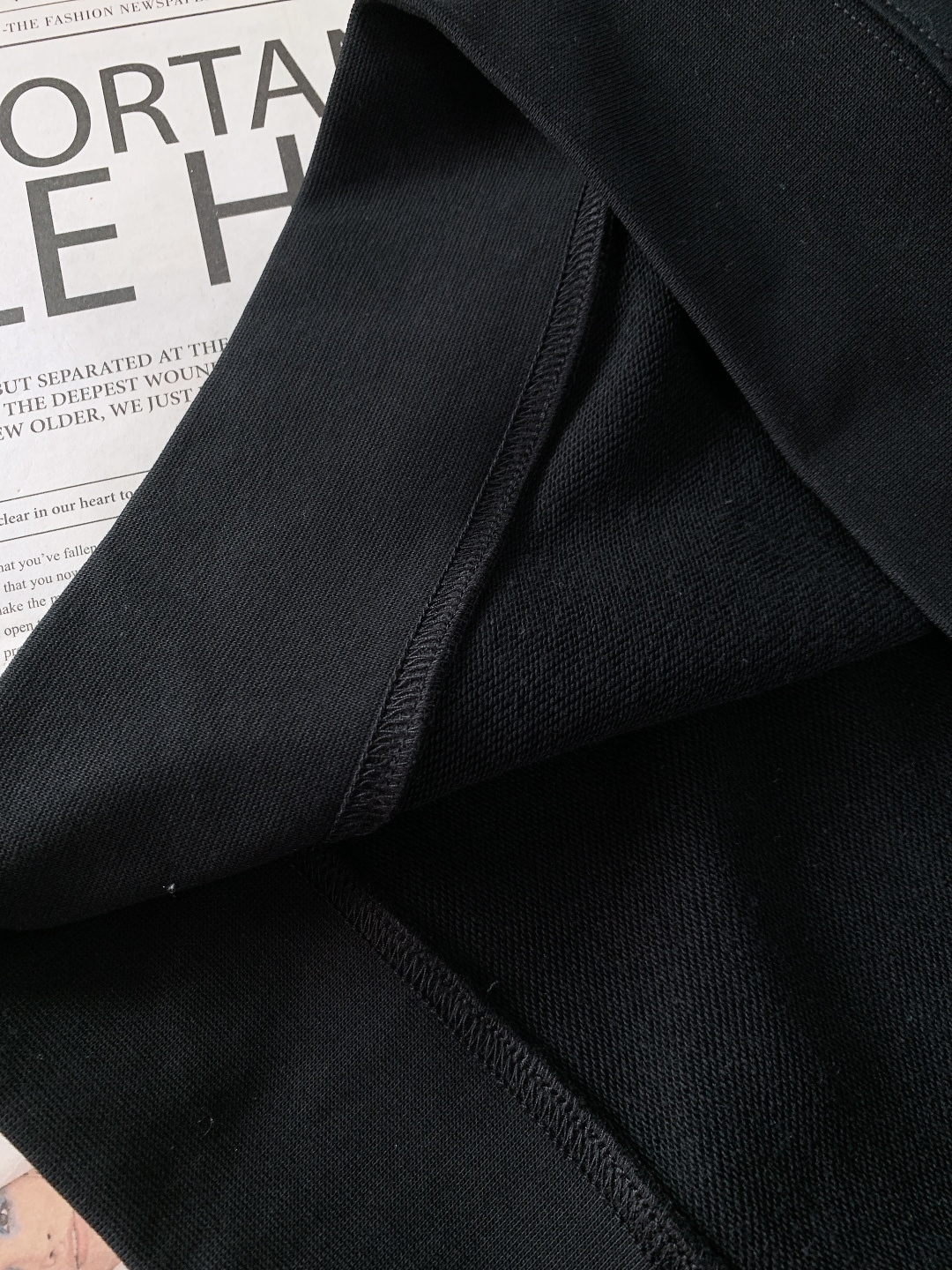 Prada 普拉达 2025FW秋冬新品复古徽标圆领卫衣。高克重精梳棉面料软而有骨，贴肤透气不闷汗，春秋