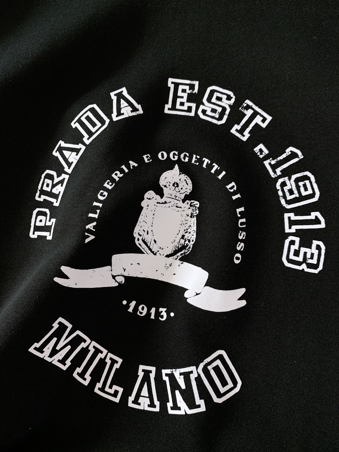 Prada 普拉达 2025FW秋冬新品复古徽标圆领卫衣。高克重精梳棉面料软而有骨，贴肤透气不闷汗，春秋