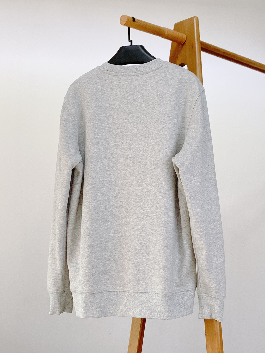 Prada 普拉达 2025FW秋冬新品复古徽标圆领卫衣。高克重精梳棉面料软而有骨，贴肤透气不闷汗，春秋