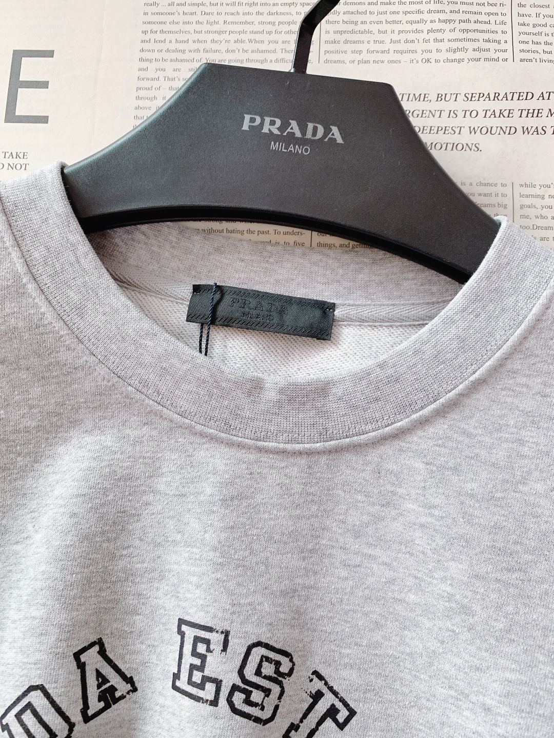 Prada 普拉达 2025FW秋冬新品复古徽标圆领卫衣。高克重精梳棉面料软而有骨，贴肤透气不闷汗，春秋
